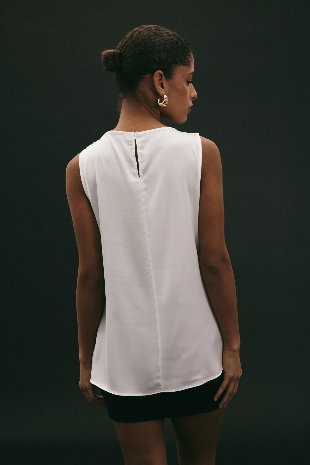 Aksesuar Detaylı Kolsuz Bluz - Ekru