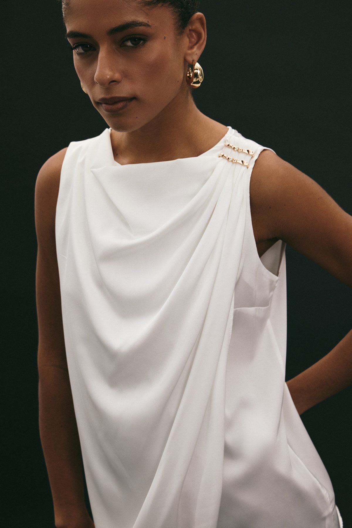 Aksesuar Detaylı Kolsuz Bluz - Ekru