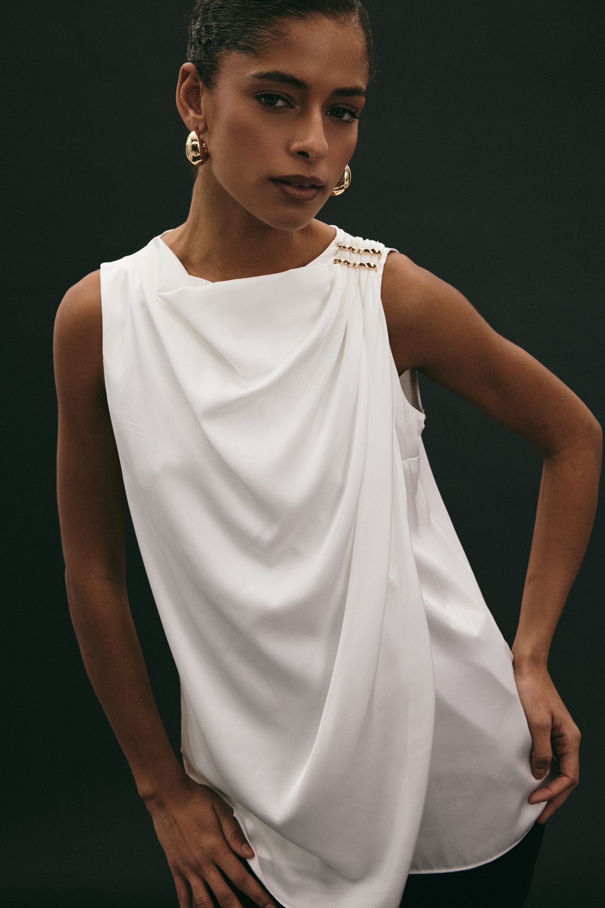 Aksesuar Detaylı Kolsuz Bluz - Ekru