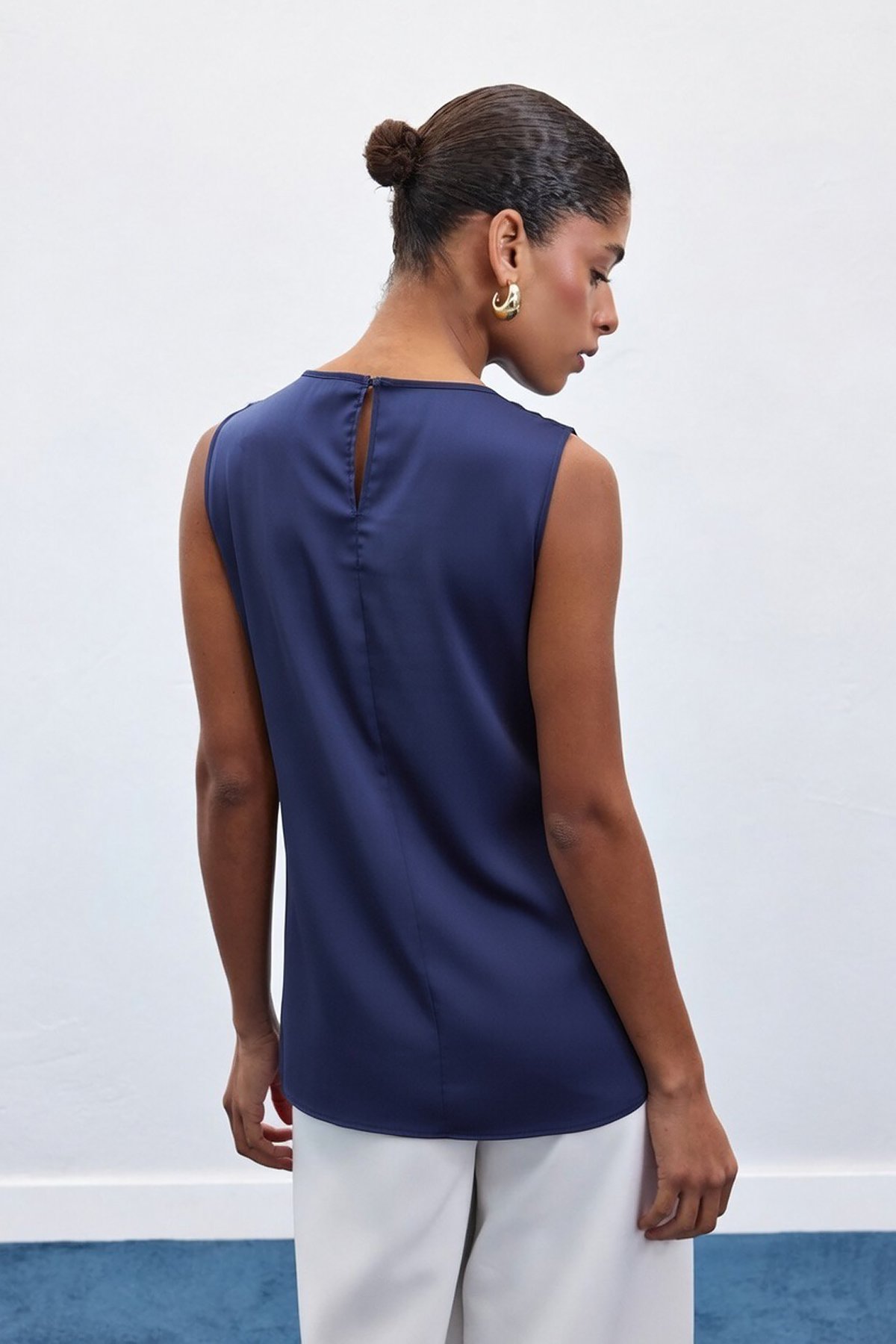 Aksesuar Detaylı Kolsuz Bluz - Lacivert