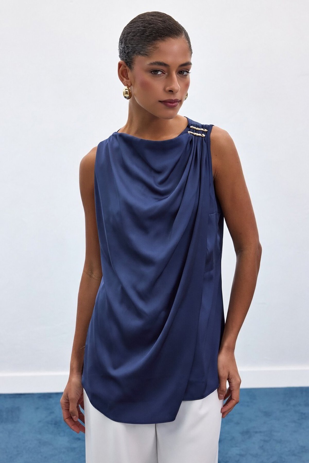 Aksesuar Detaylı Kolsuz Bluz - Lacivert