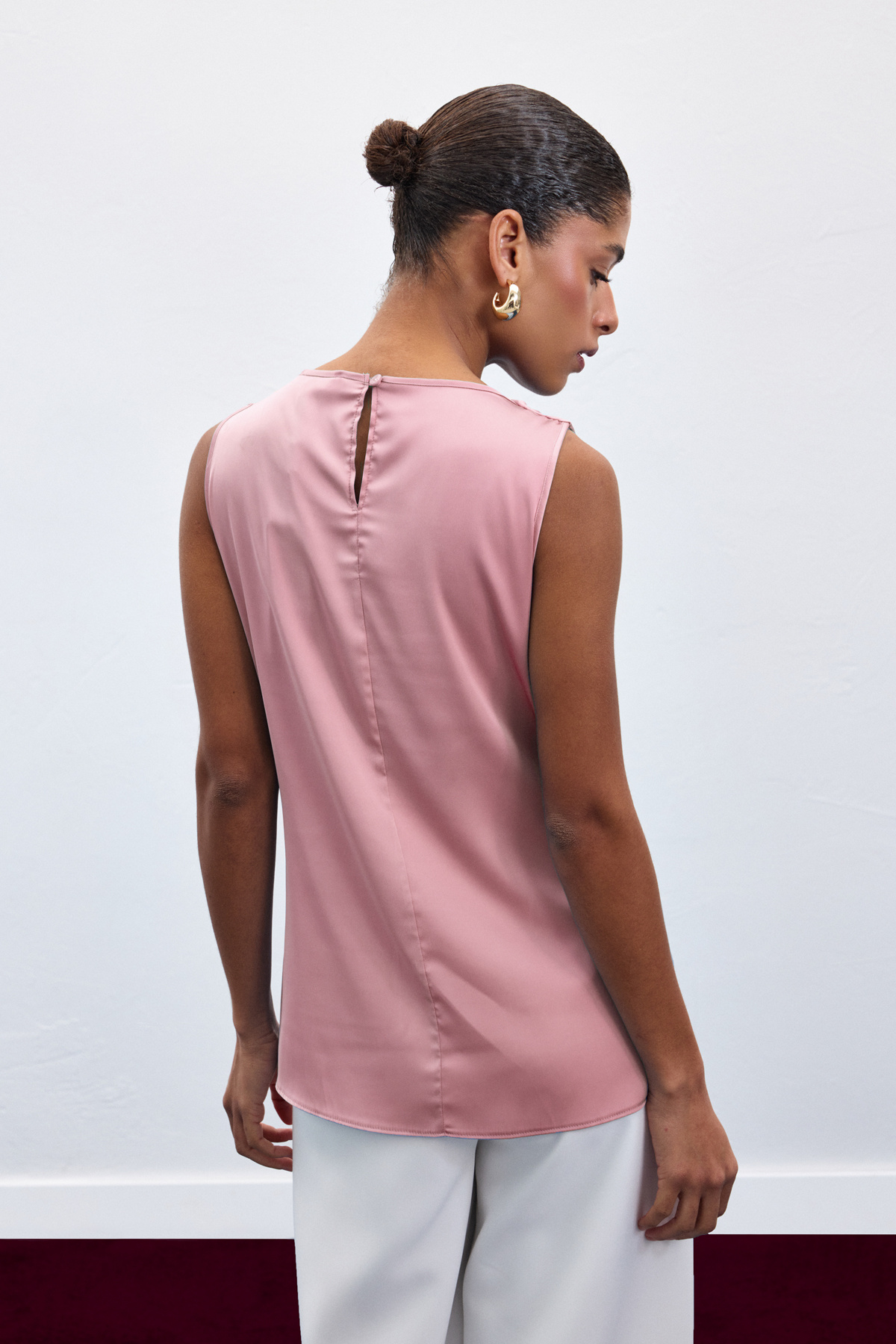 Aksesuar Detaylı Kolsuz Bluz - Pembe