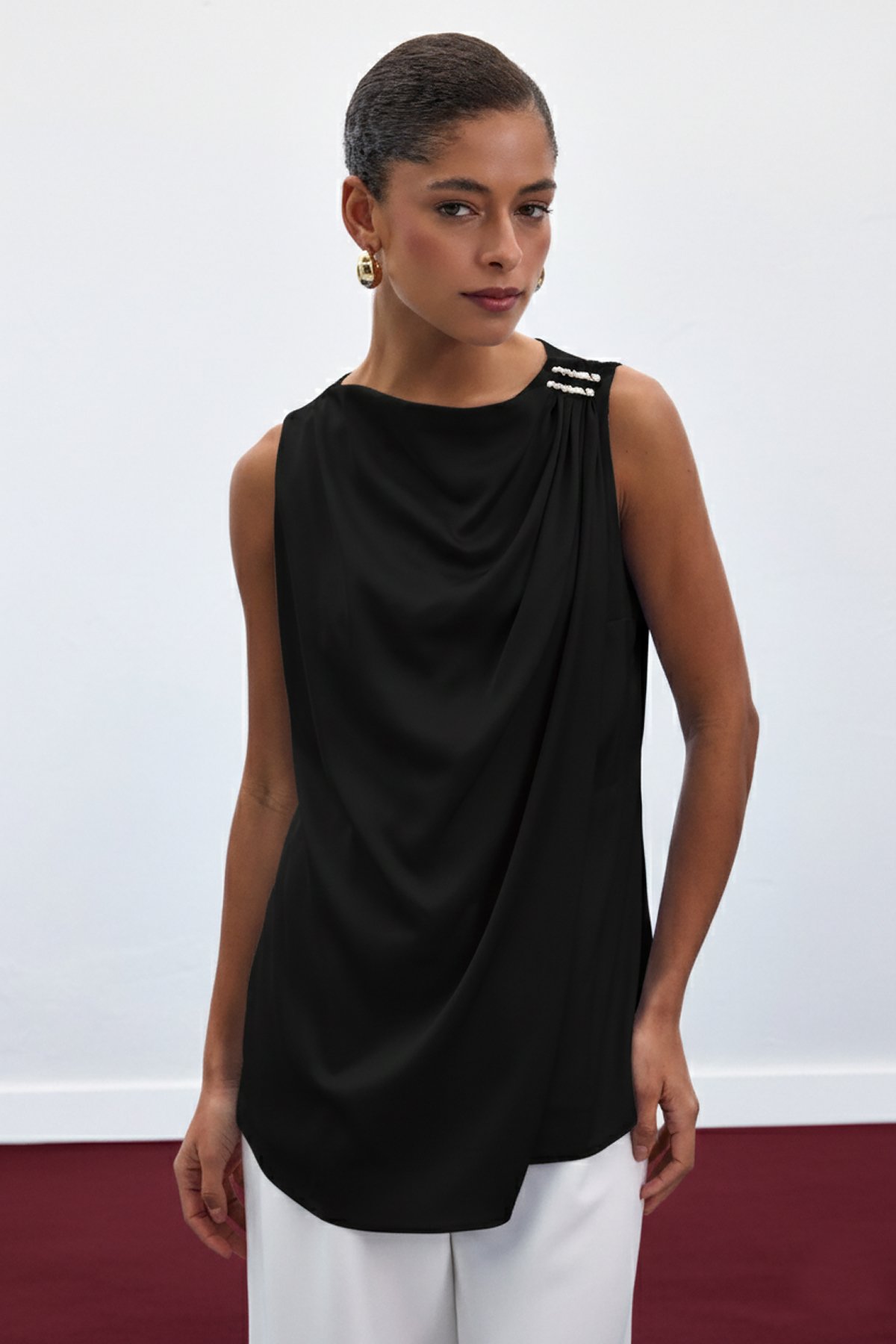 Aksesuar Detaylı Kolsuz Bluz - Siyah