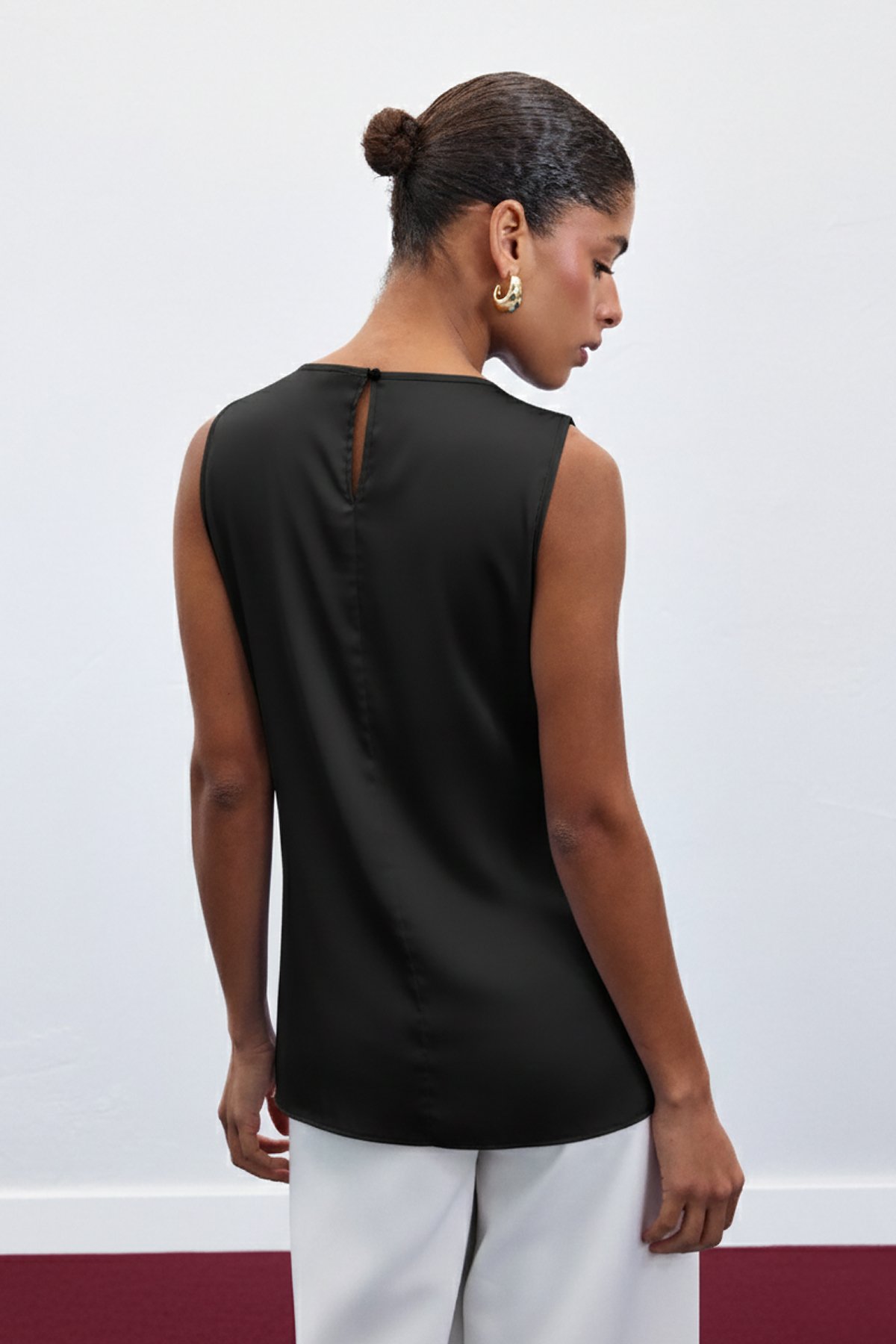 Aksesuar Detaylı Kolsuz Bluz - Siyah