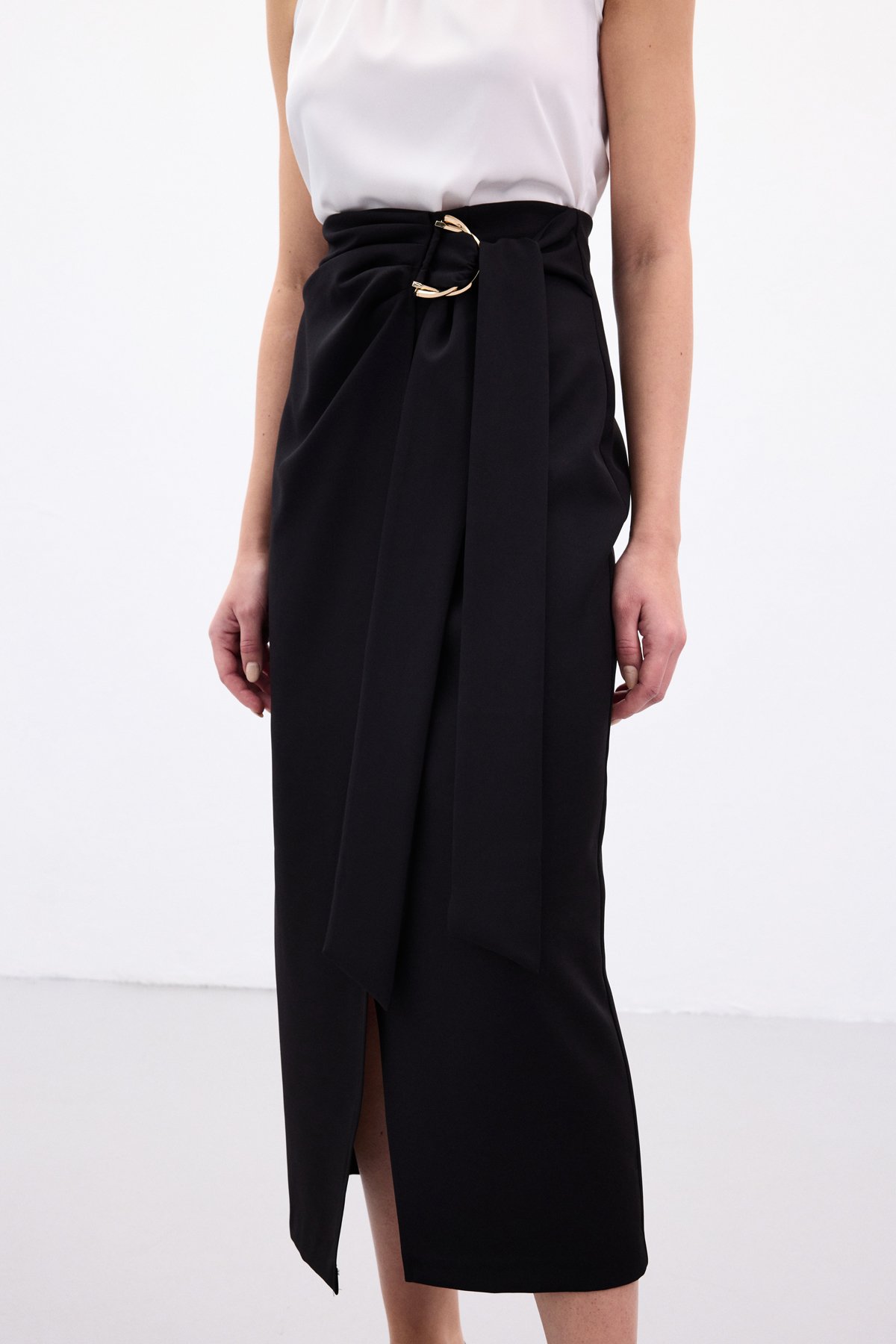 Aksesuar Kuşaklı Yırtmaçlı  Etek - Siyah