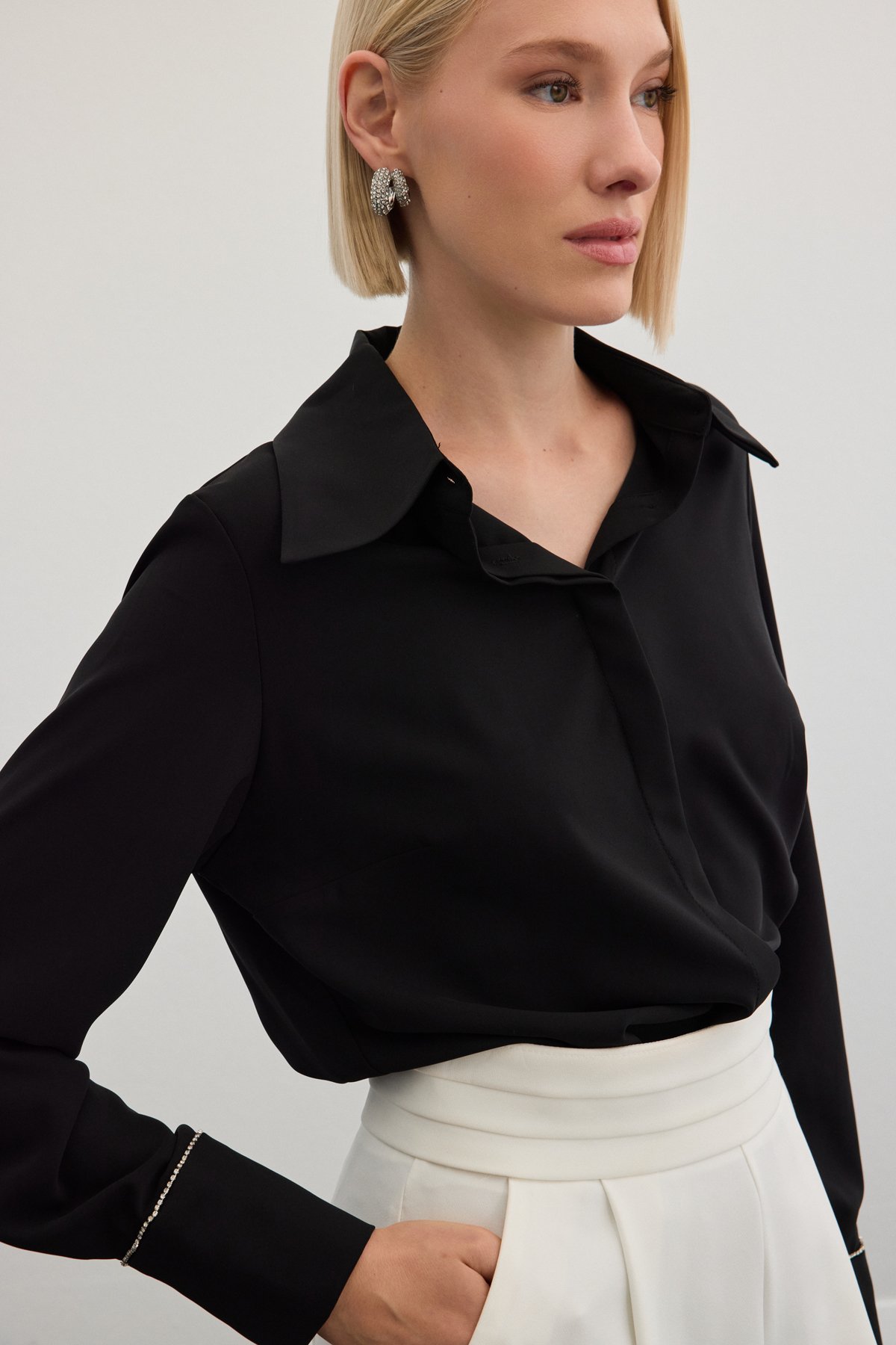 Aksesuarlı Klasik Gömlek - Siyah