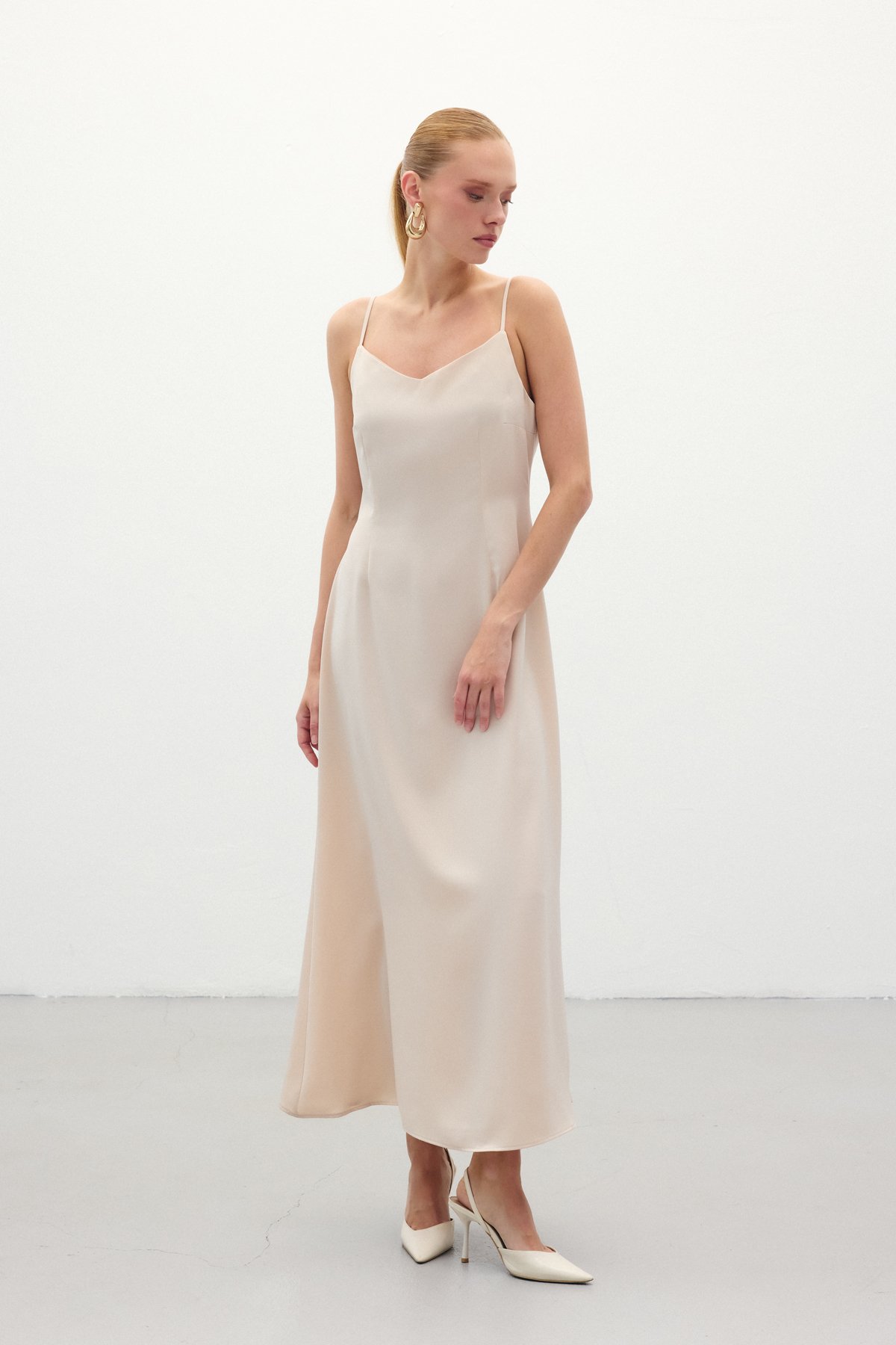 Askılı Uzun Saten Elbise - Bej