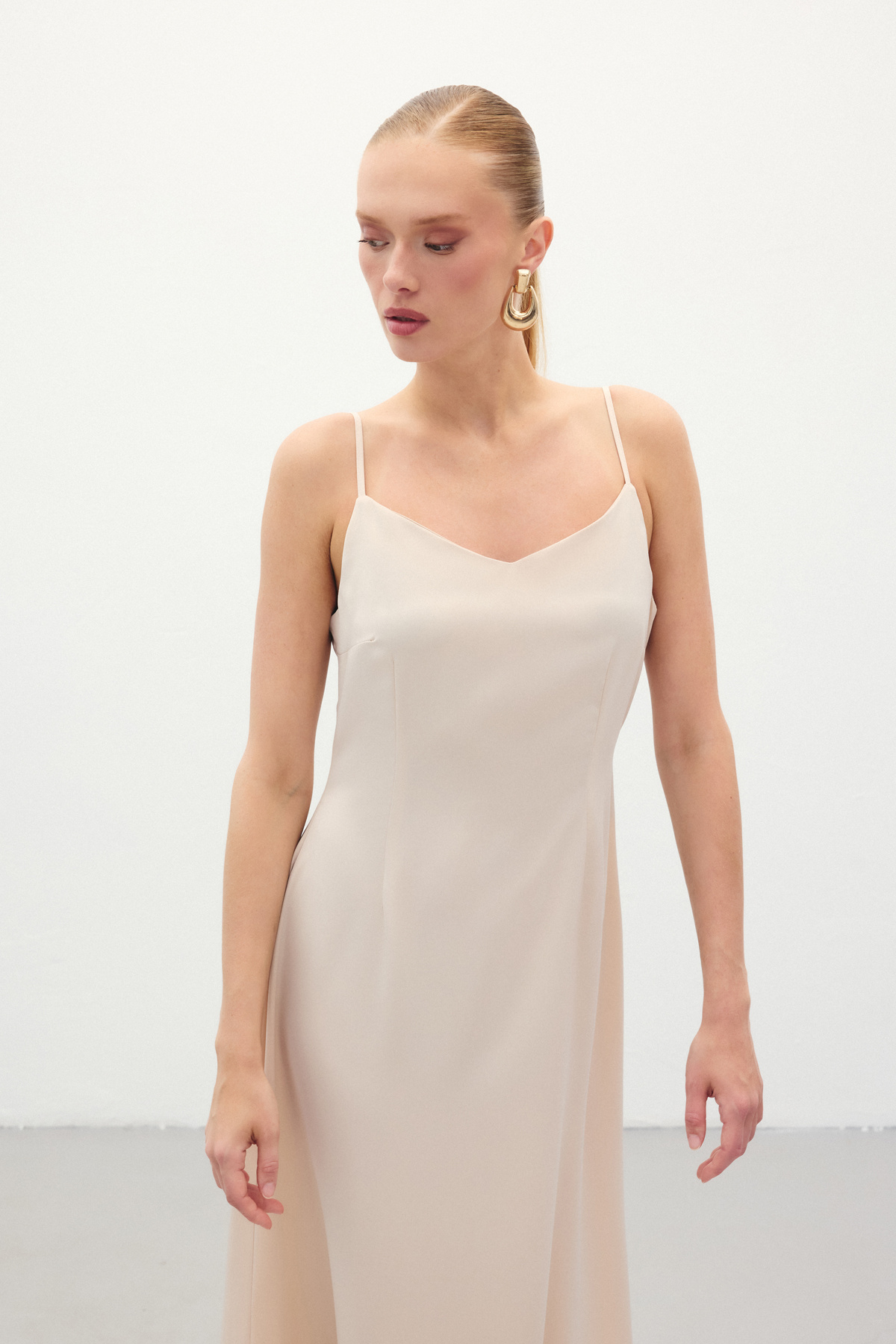 Askılı Uzun Saten Elbise - Bej