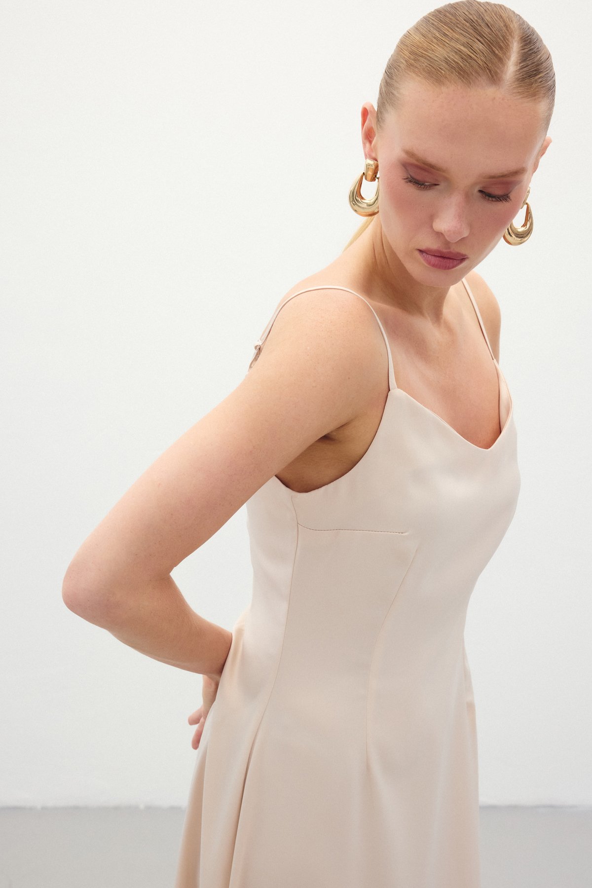 Askılı Uzun Saten Elbise - Bej