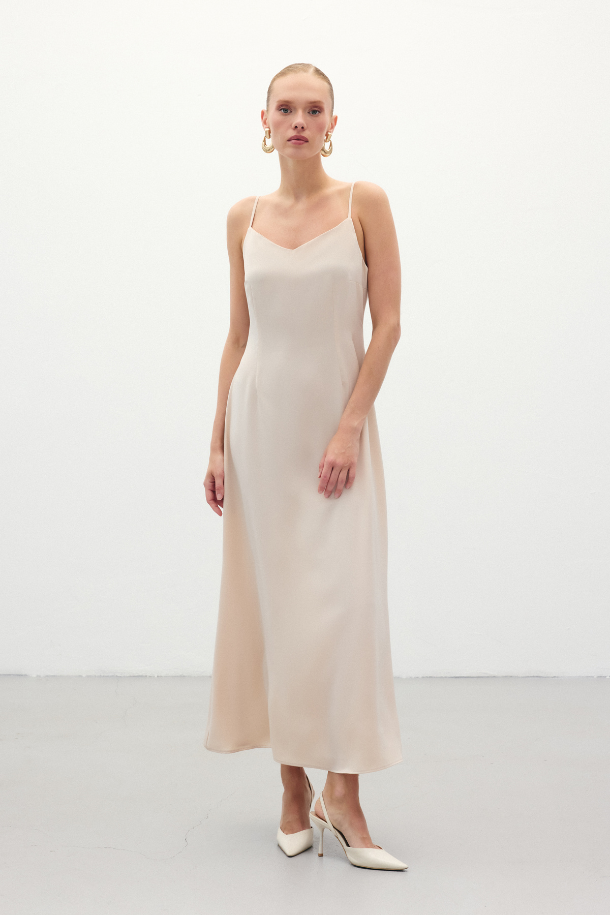 Askılı Uzun Saten Elbise - Bej