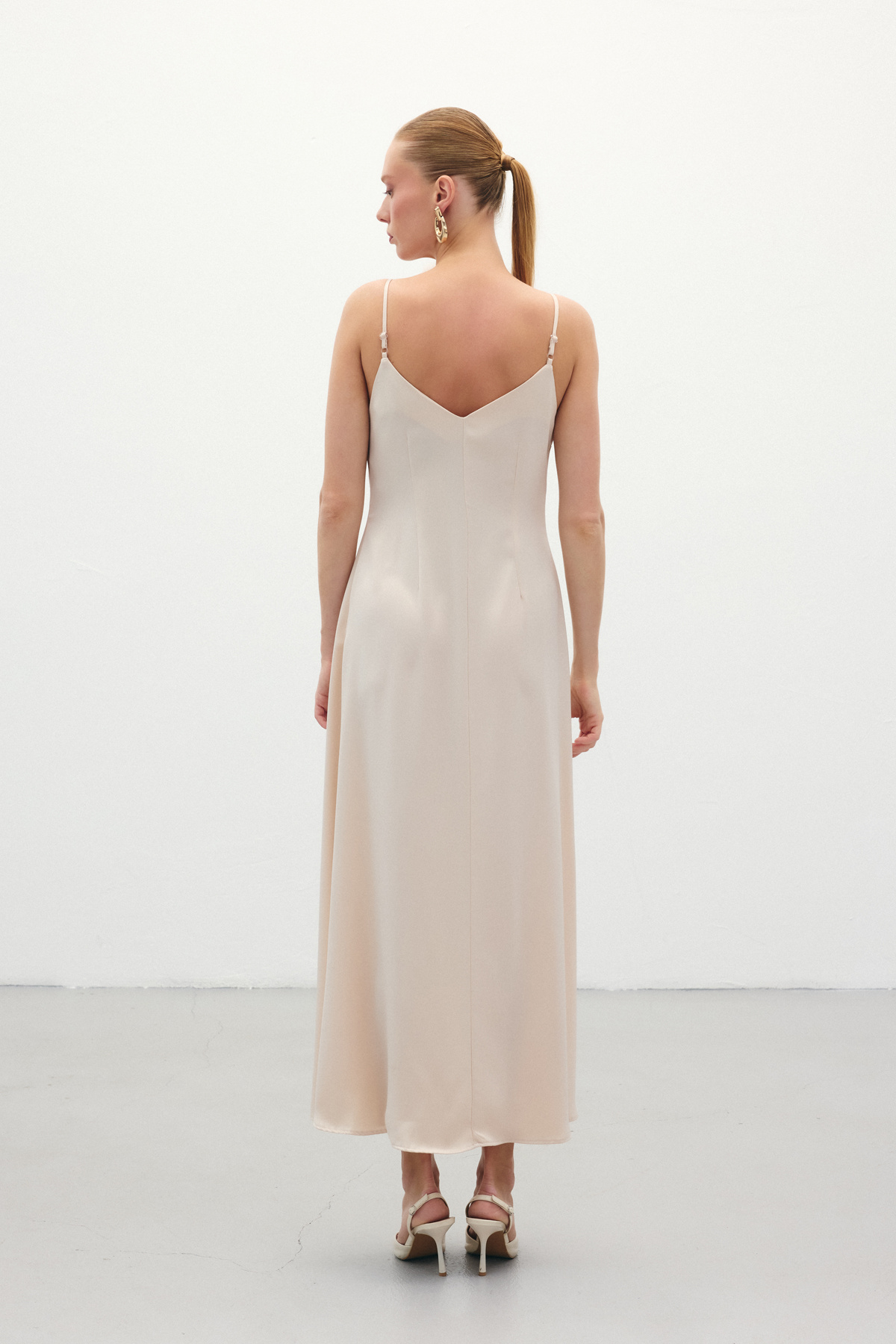 Askılı Uzun Saten Elbise - Bej