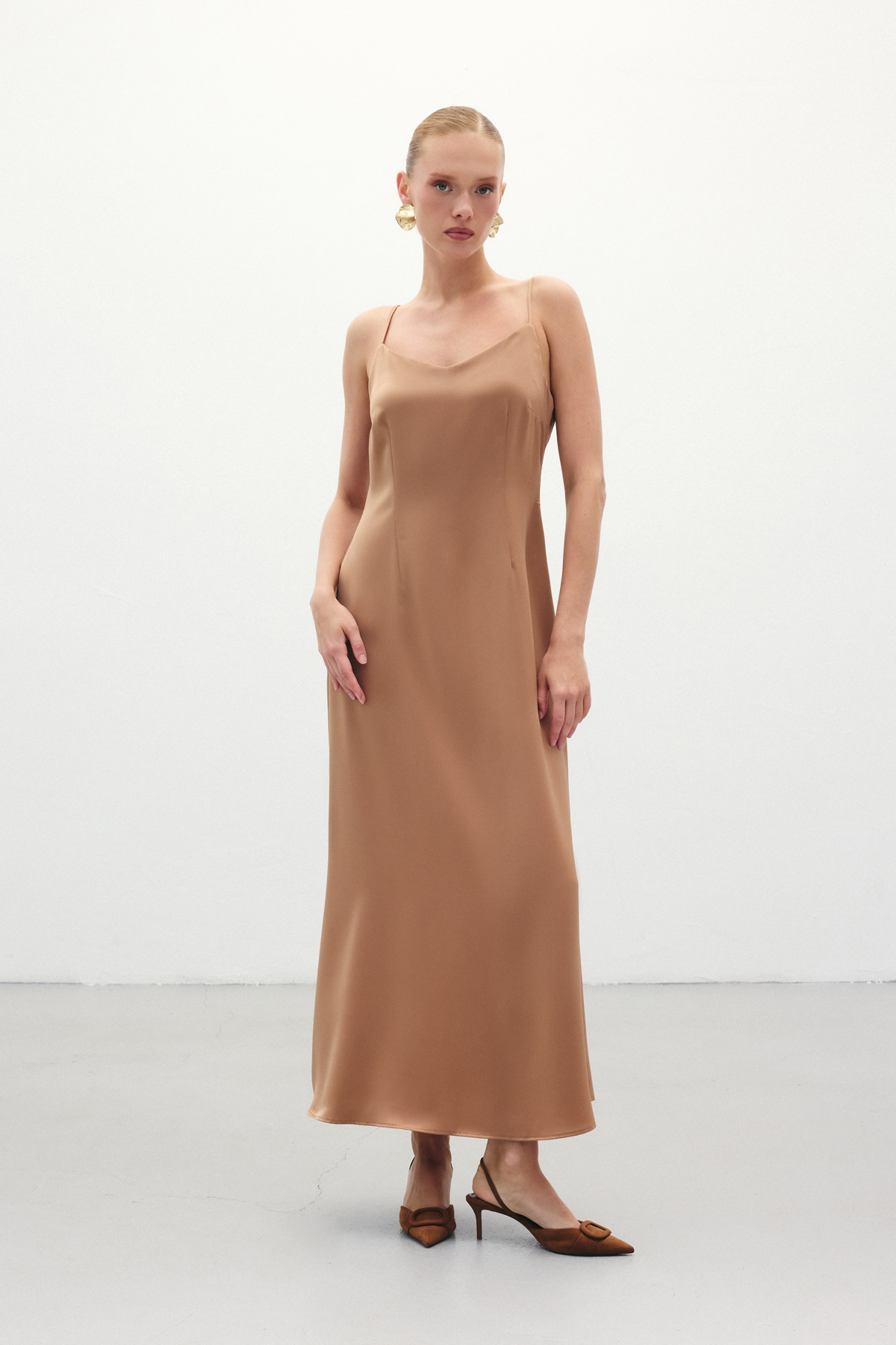 Askılı Uzun Saten Elbise - Camel