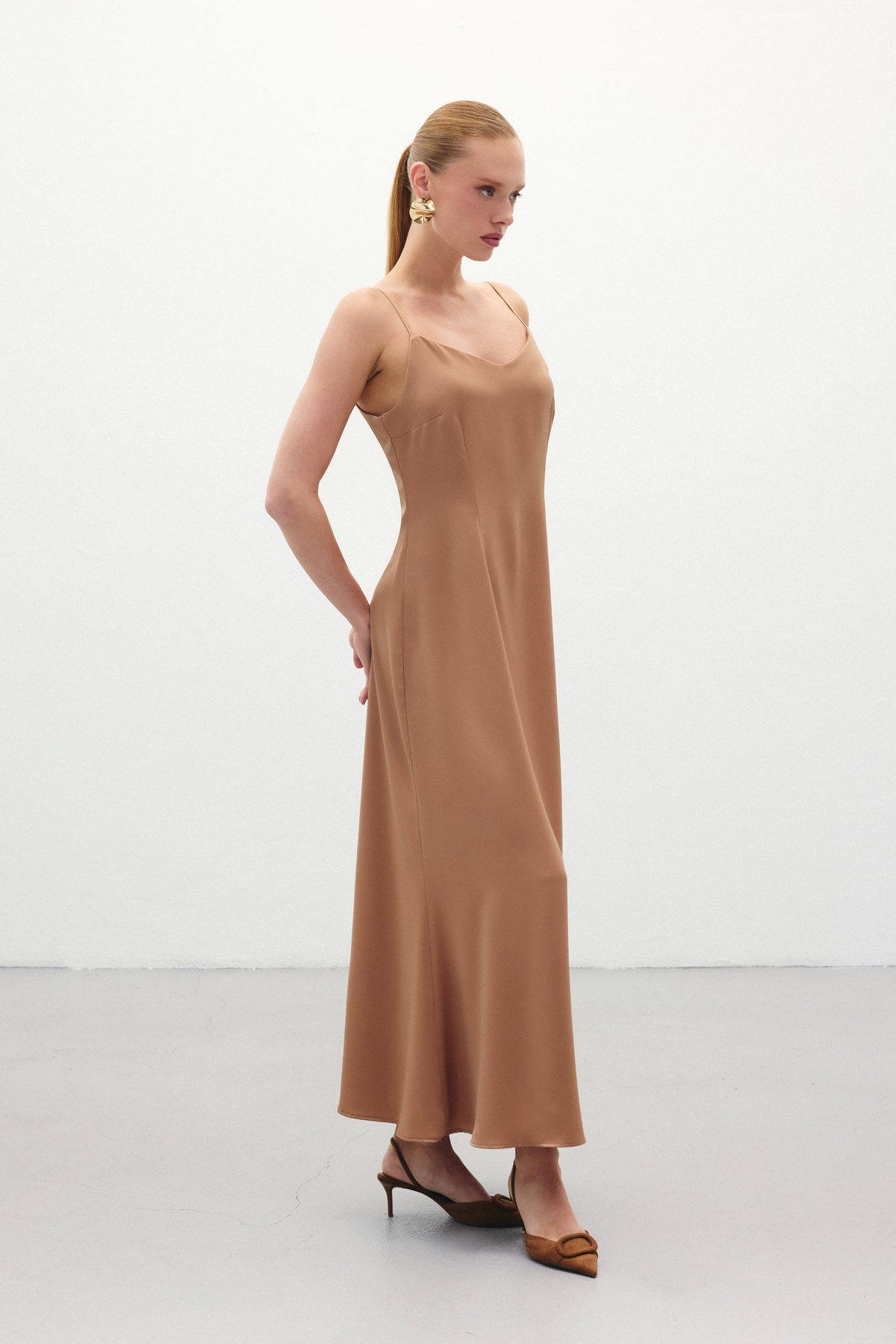 Askılı Uzun Saten Elbise - Camel
