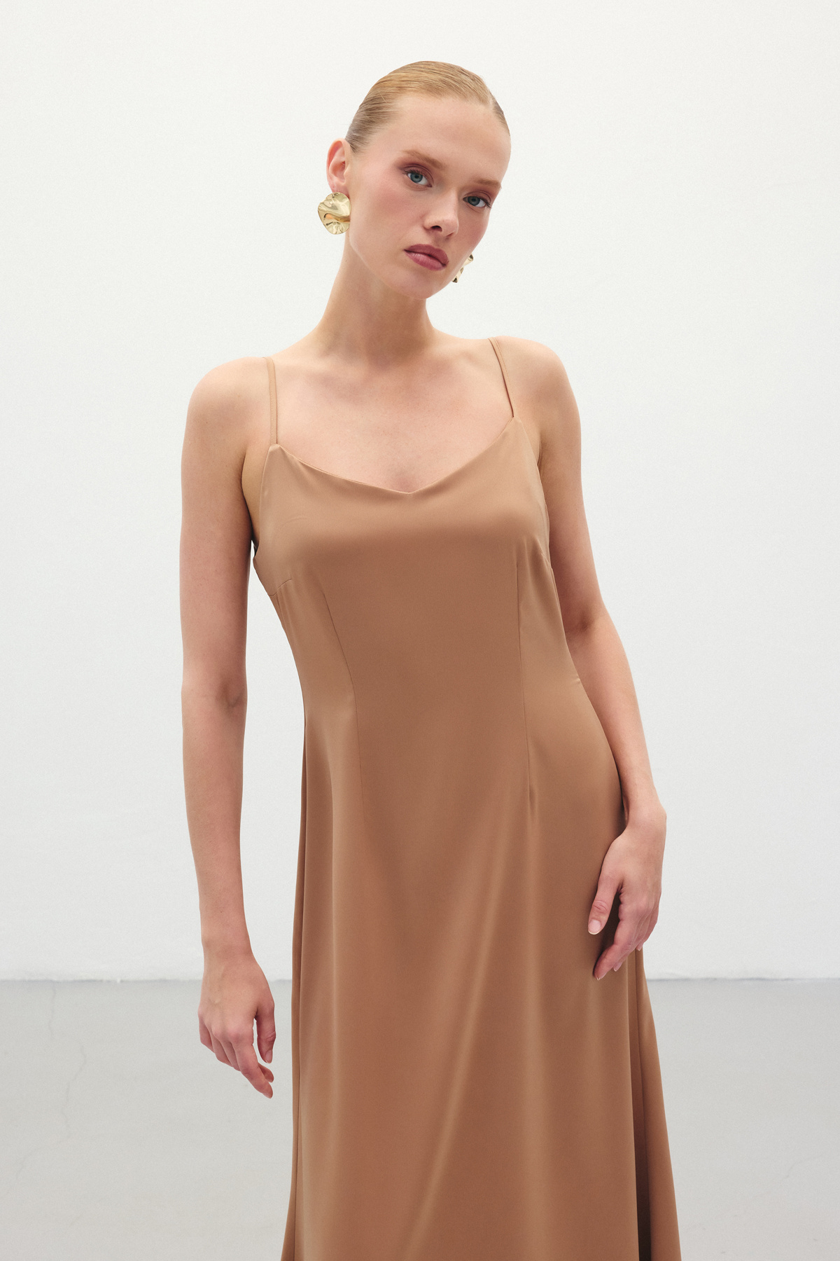 Askılı Uzun Saten Elbise - Camel