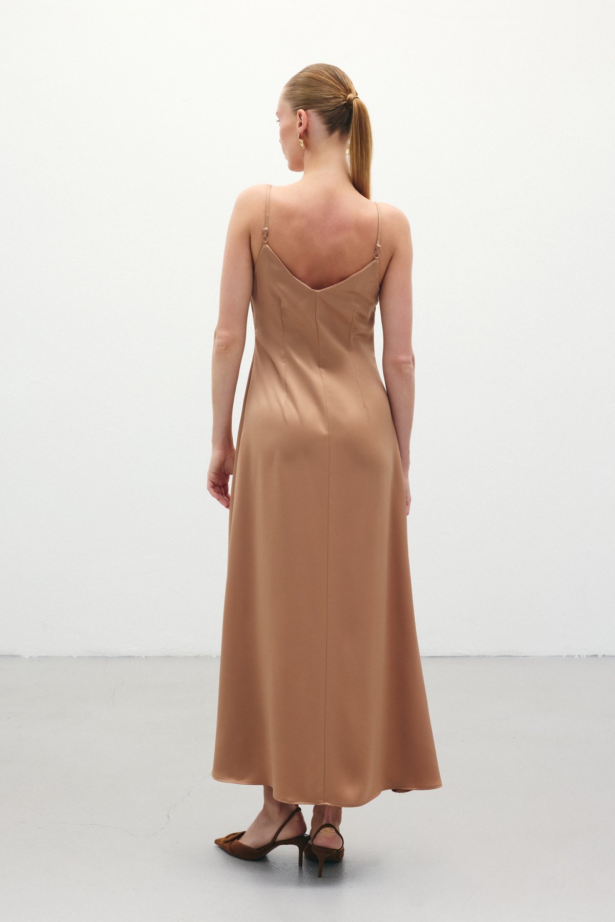 Askılı Uzun Saten Elbise - Camel