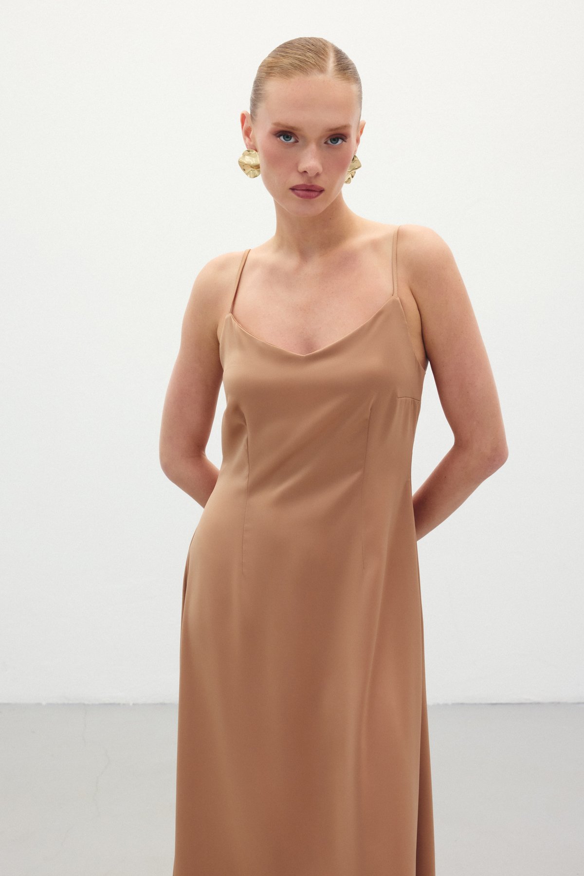 Askılı Uzun Saten Elbise - Camel