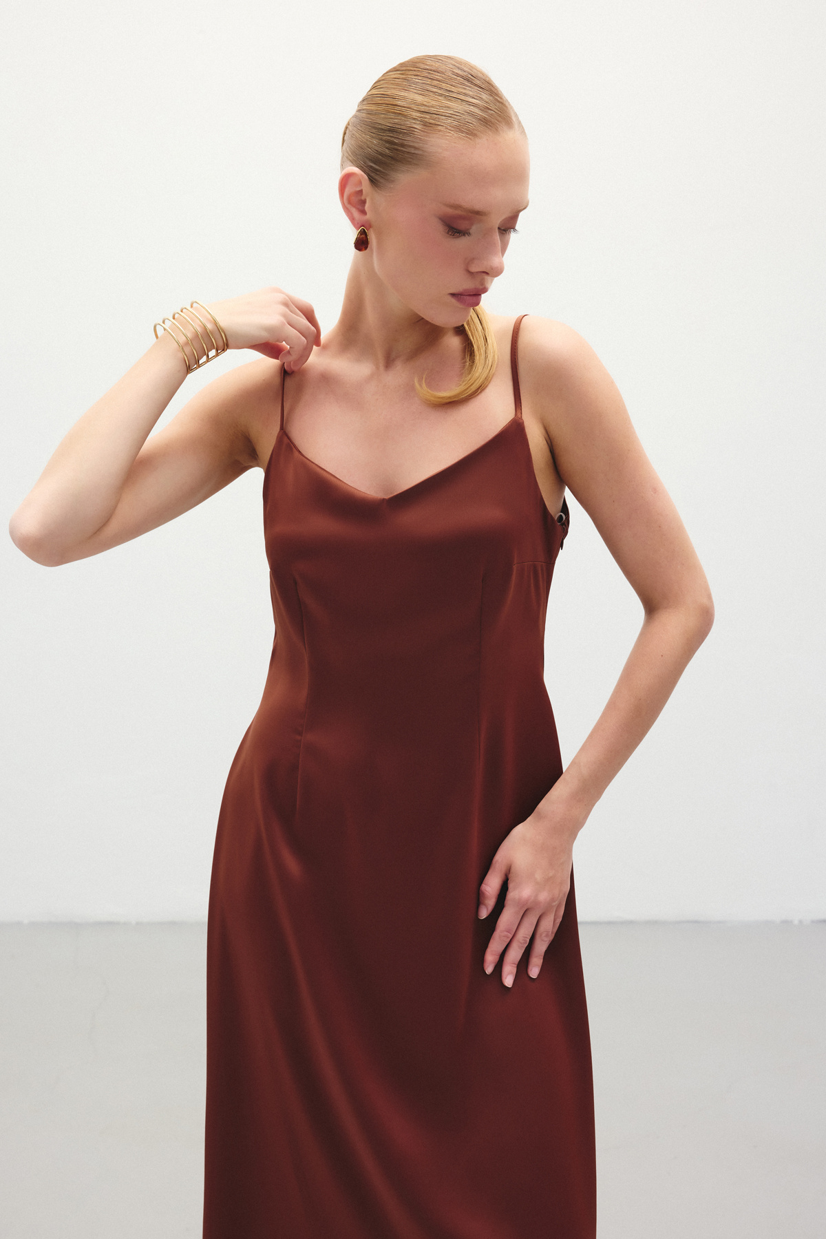 Askılı Uzun Saten Elbise - Kahve