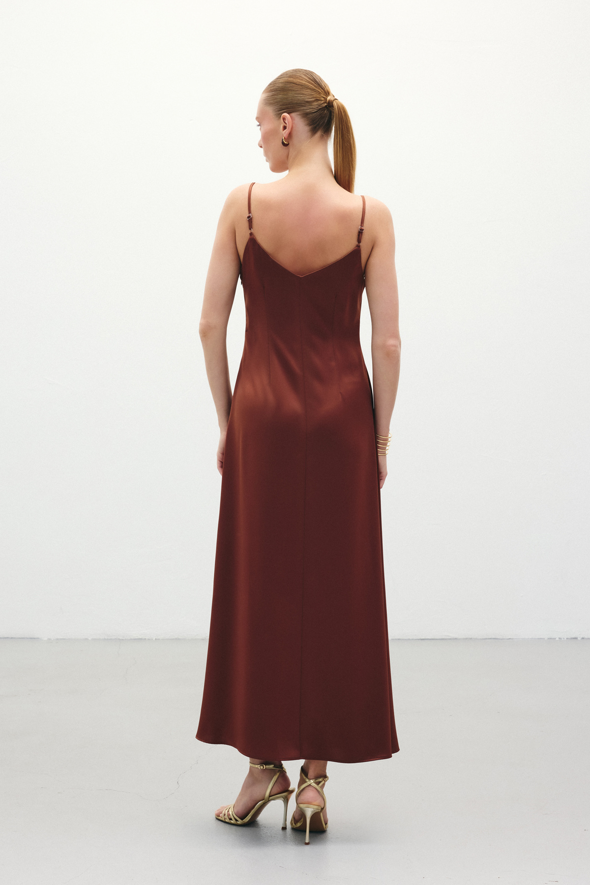 Askılı Uzun Saten Elbise - Kahve