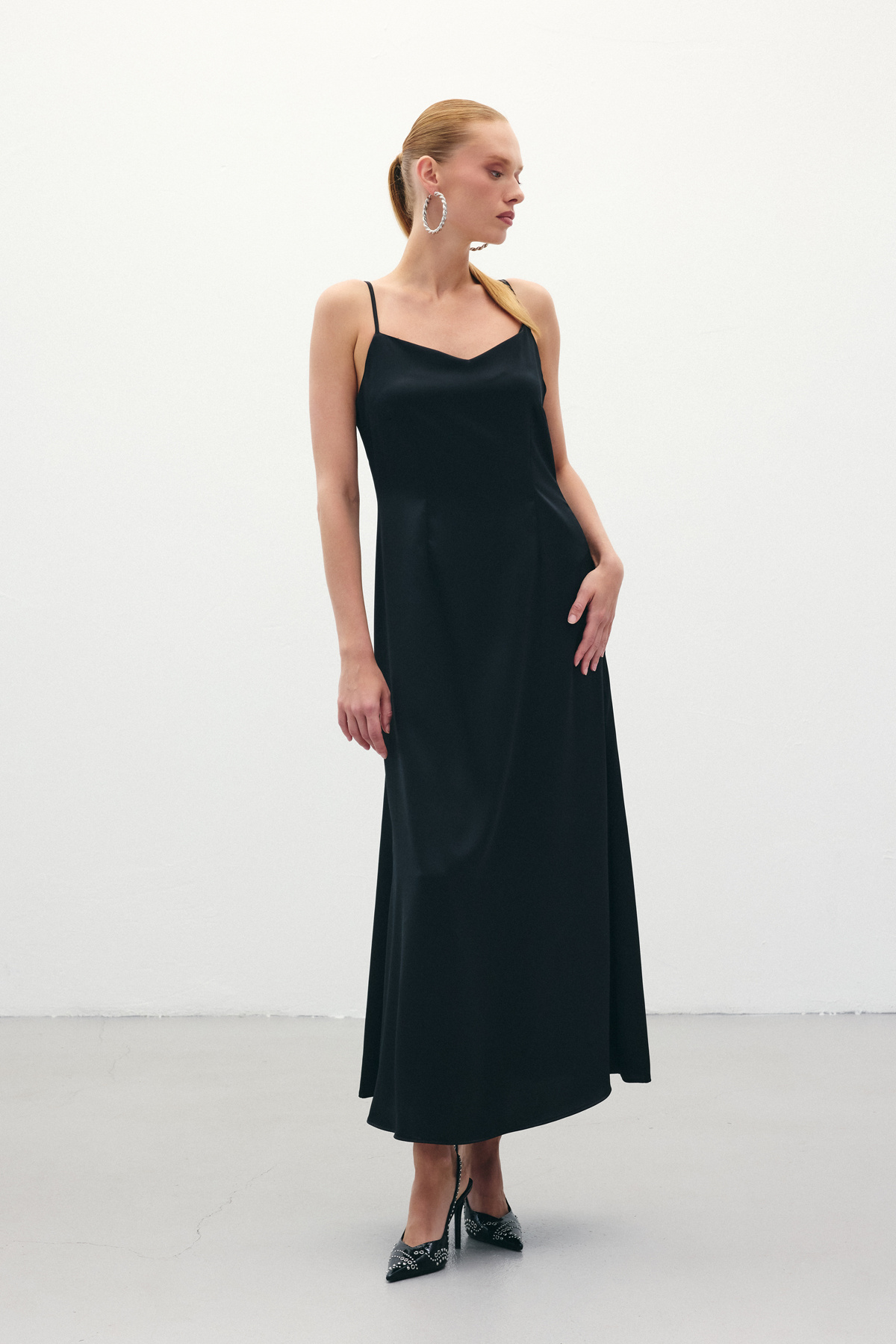 Askılı Uzun Saten Elbise - Siyah