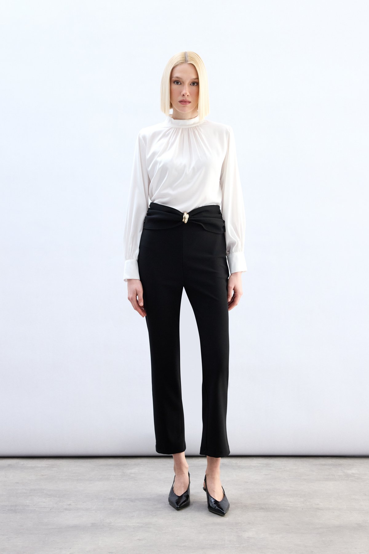 Bel Aksesuarlı Pantolon - Siyah