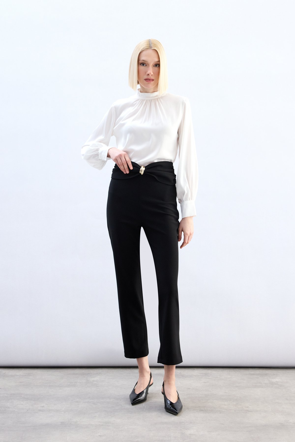 Bel Aksesuarlı Pantolon - Siyah