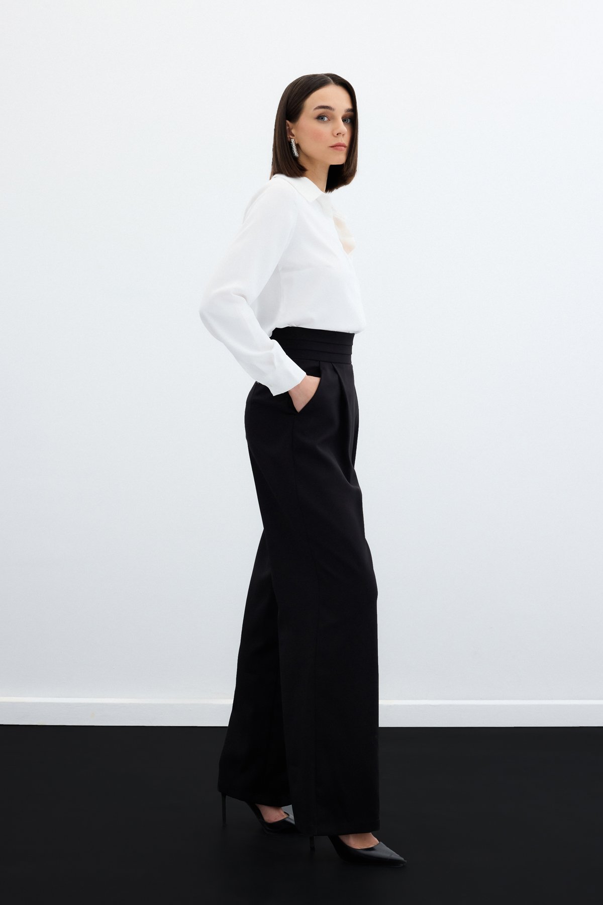 Bel Detaylı Cepli Pantolon - Siyah