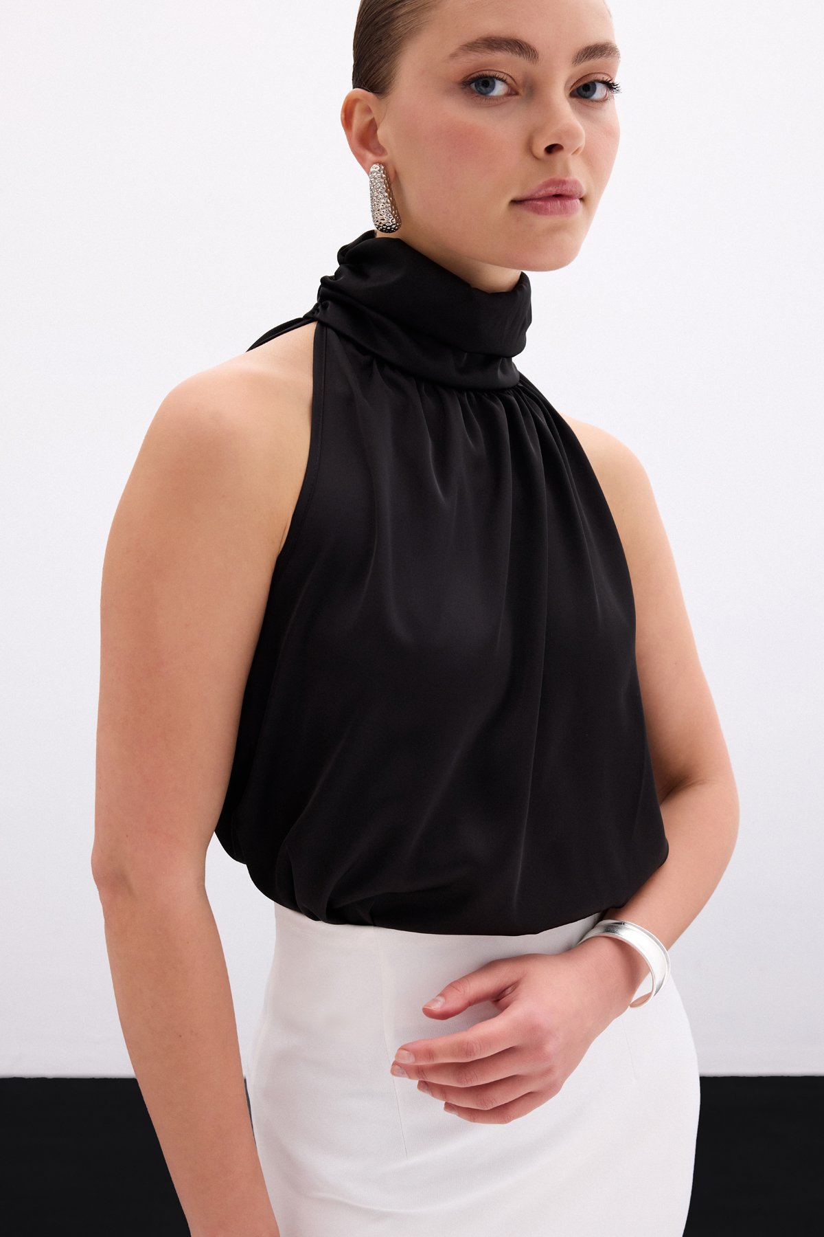 Boğazlı Kolsuz Bluz - Düz Siyah