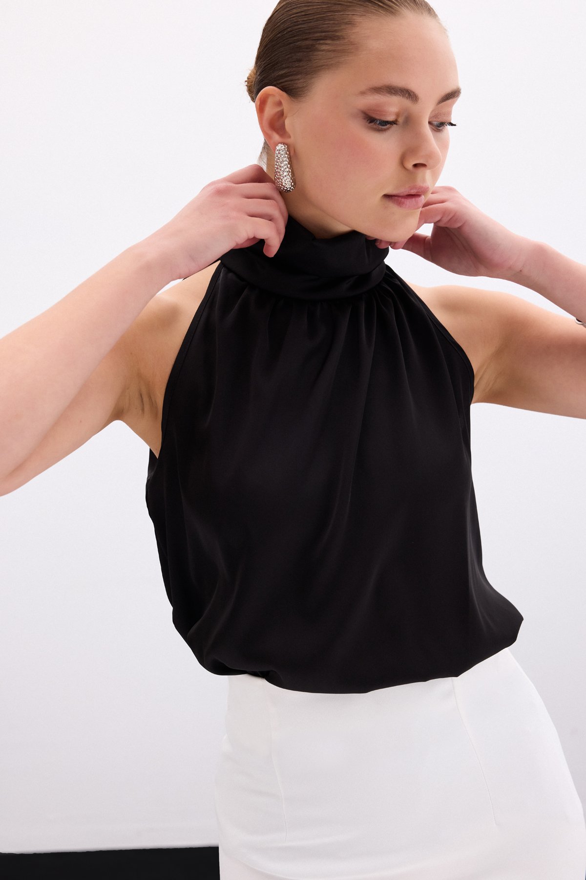 Boğazlı Kolsuz Bluz - Düz Siyah