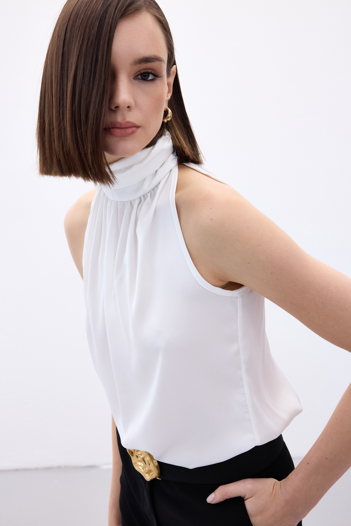 Boğazlı Kolsuz Bluz - Ekru