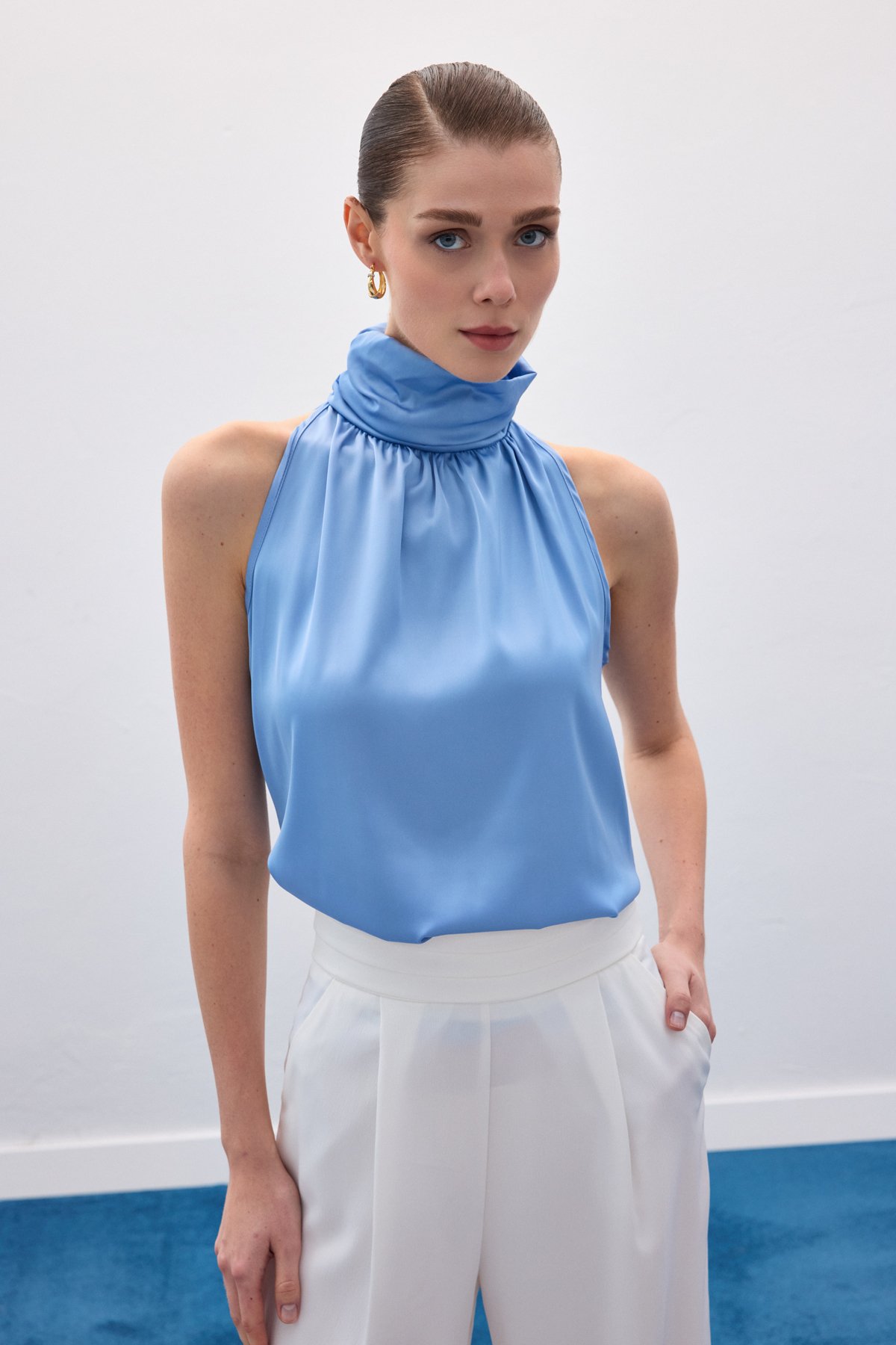 Boğazlı Kolsuz Bluz - Mavi