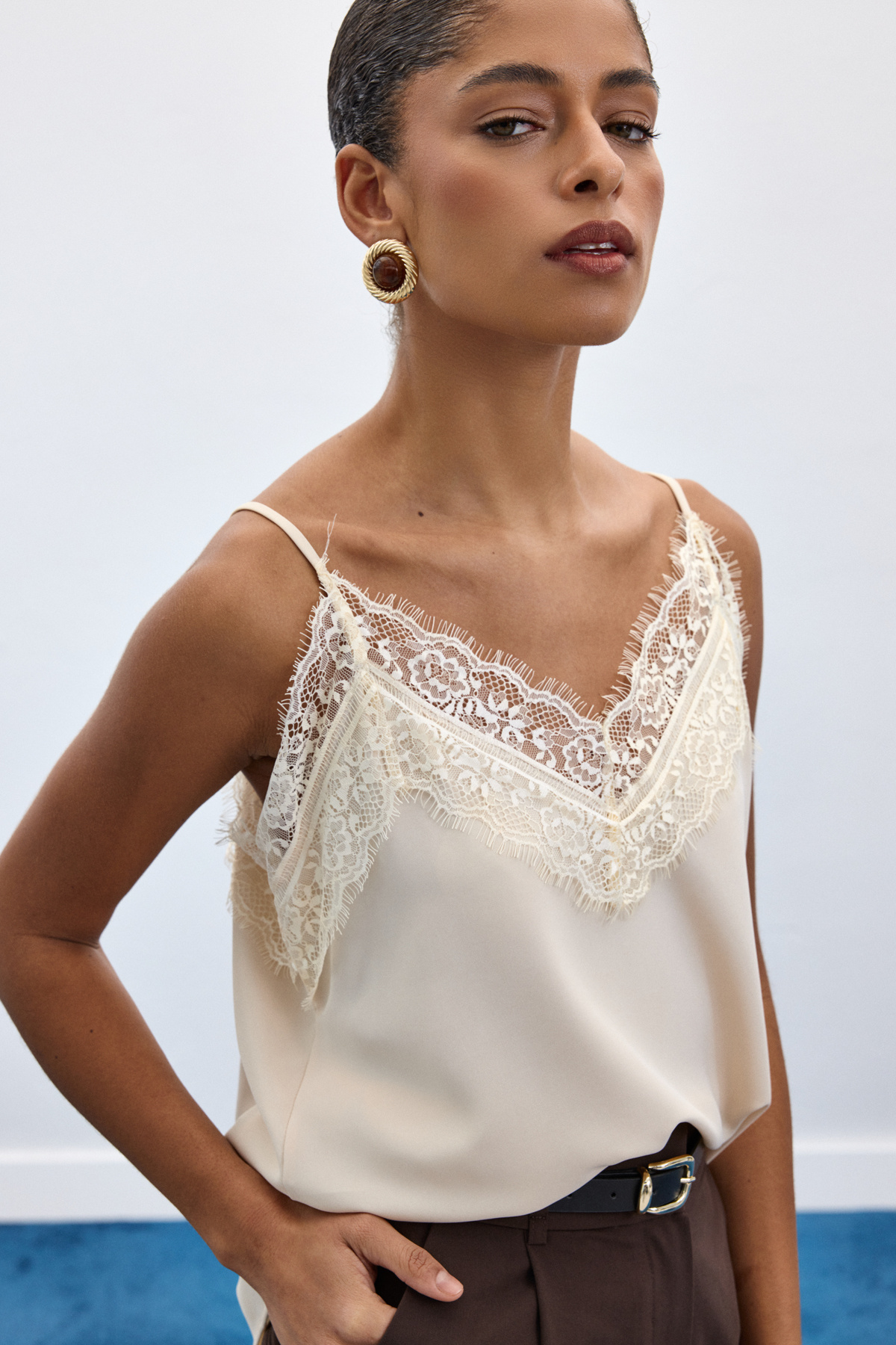 Dantel Detaylı Askılı Bluz - Bej