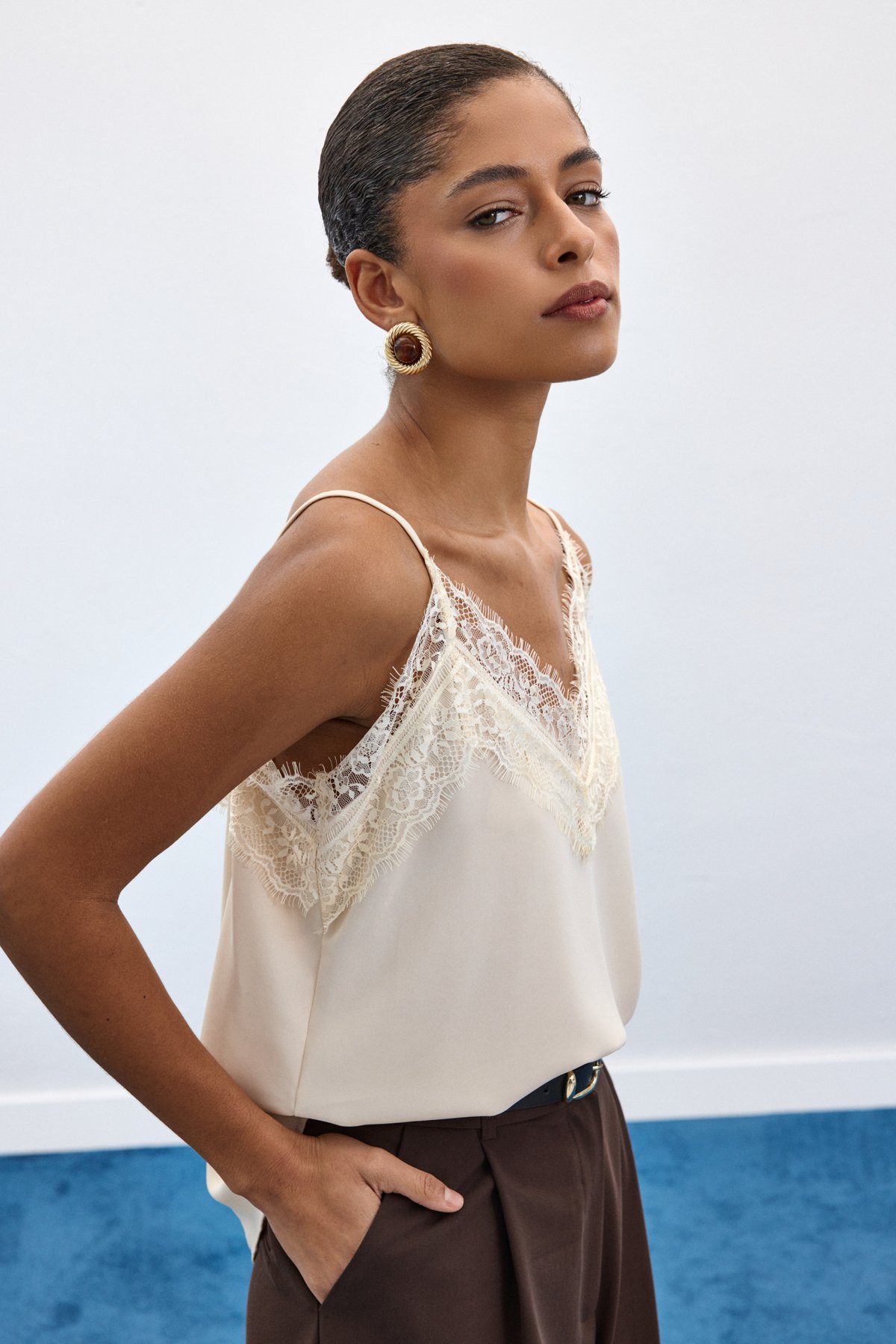 Dantel Detaylı Askılı Bluz - Bej