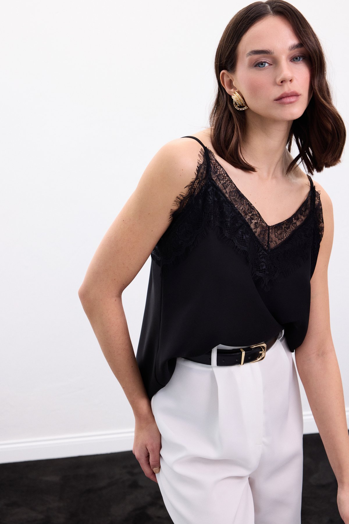 Dantel Detaylı Askılı Bluz - Siyah