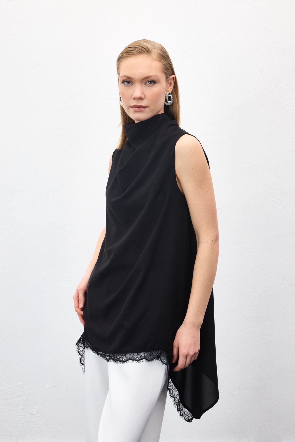 Dantel Detaylı Degaje Yaka Bluz - Siyah