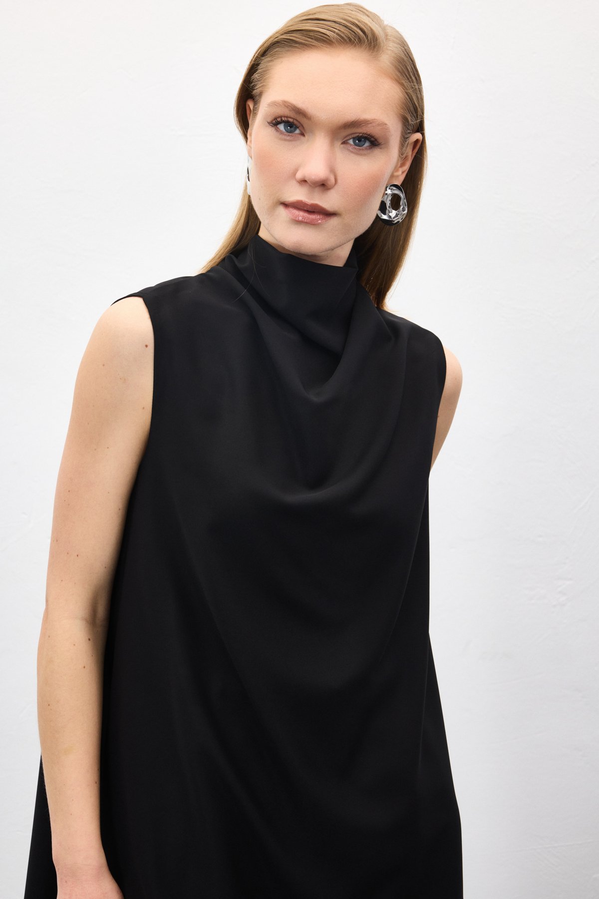 Dantel Detaylı Degaje Yaka Bluz - Siyah