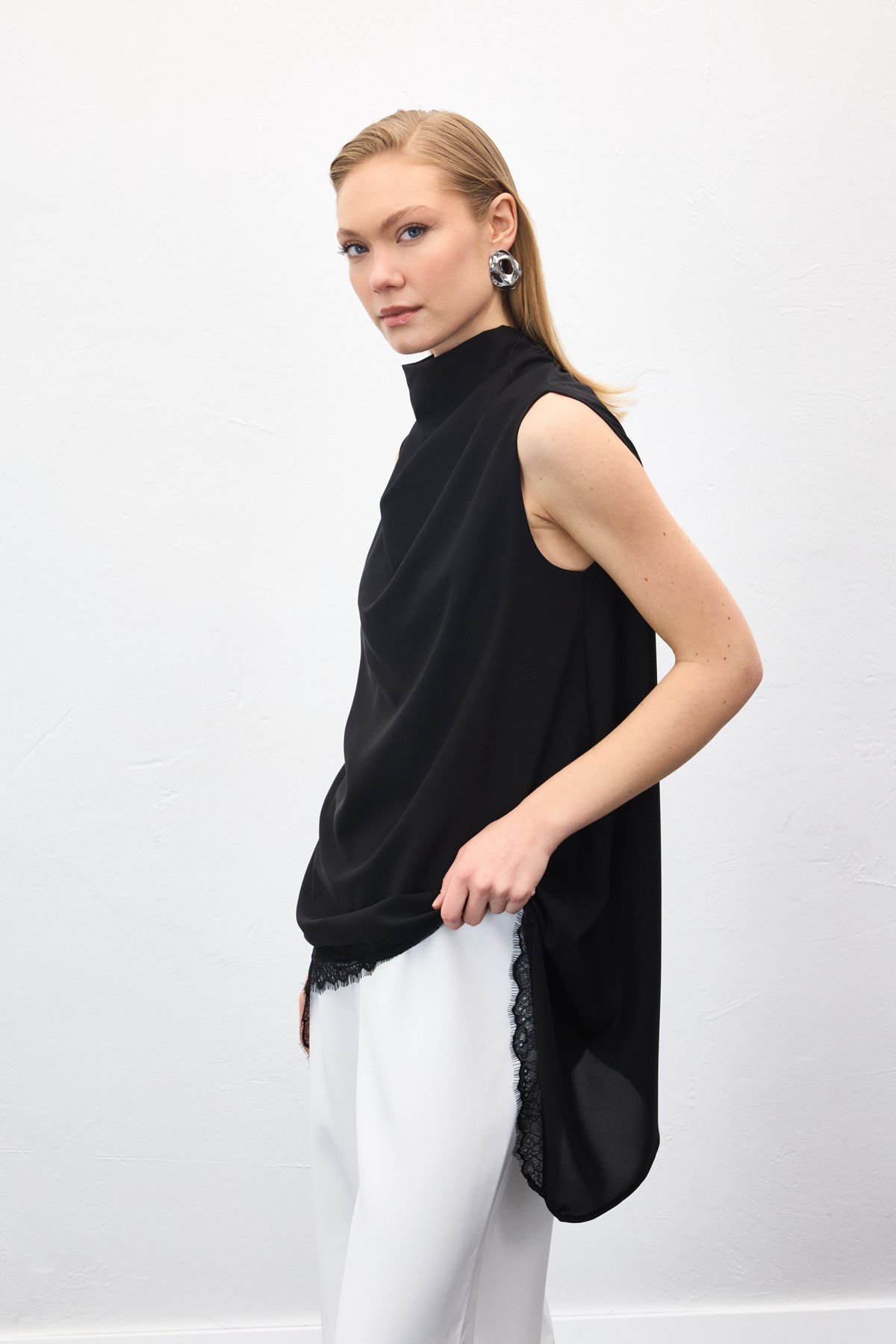 Dantel Detaylı Degaje Yaka Bluz - Siyah