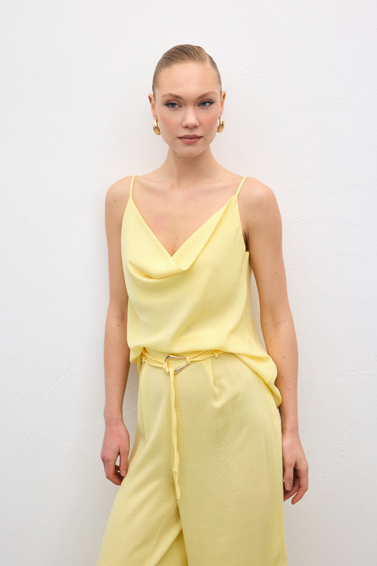 Degaje Yaka Dökümlü Bluz - Sarı