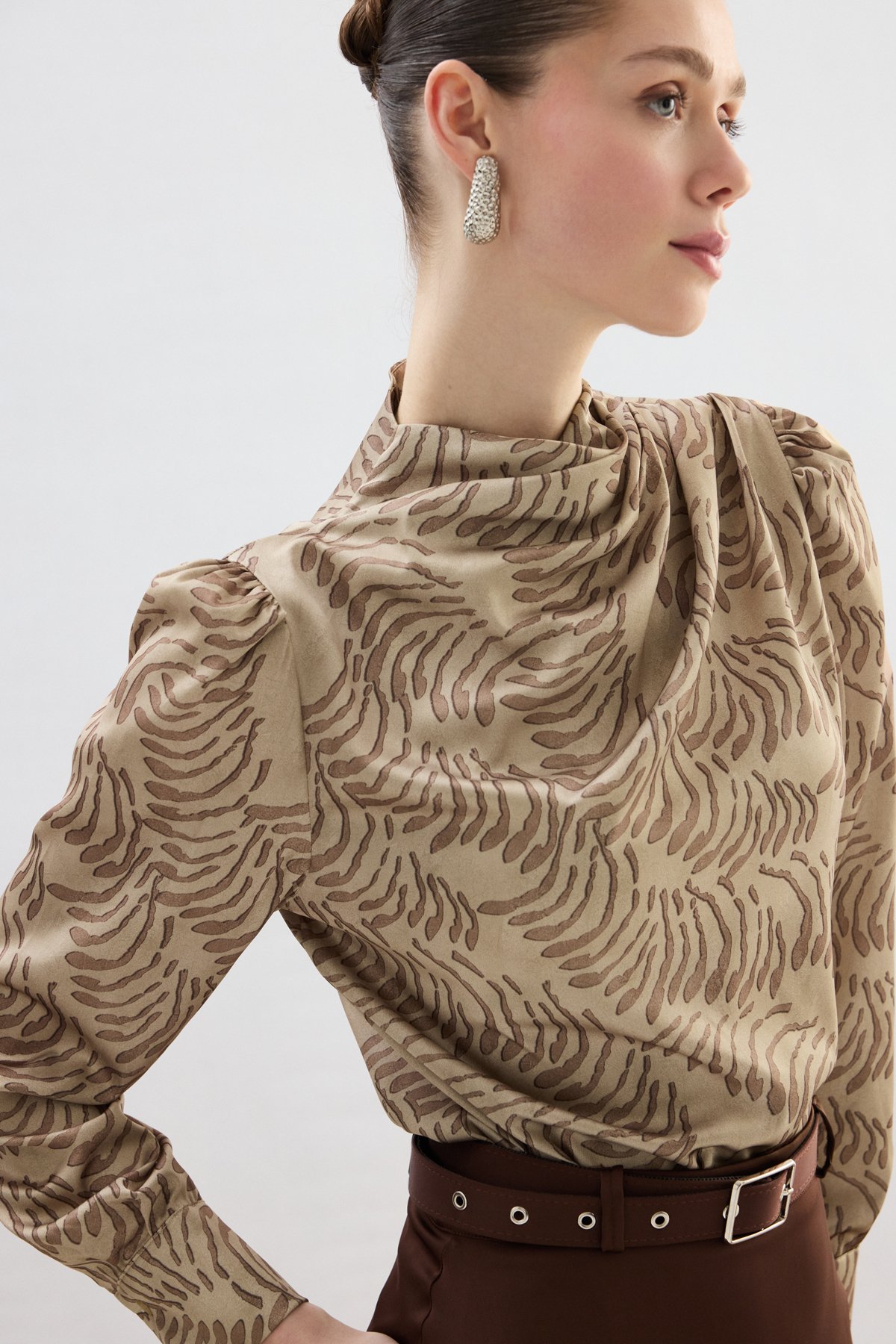 Drape Detaylı Desenli Bluz - Vizon