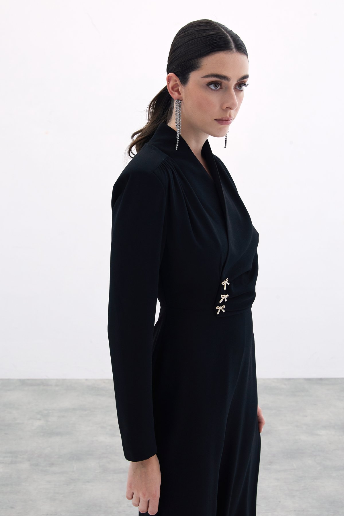 Fiyonk Aksesuarlı Krep Tulum - Siyah