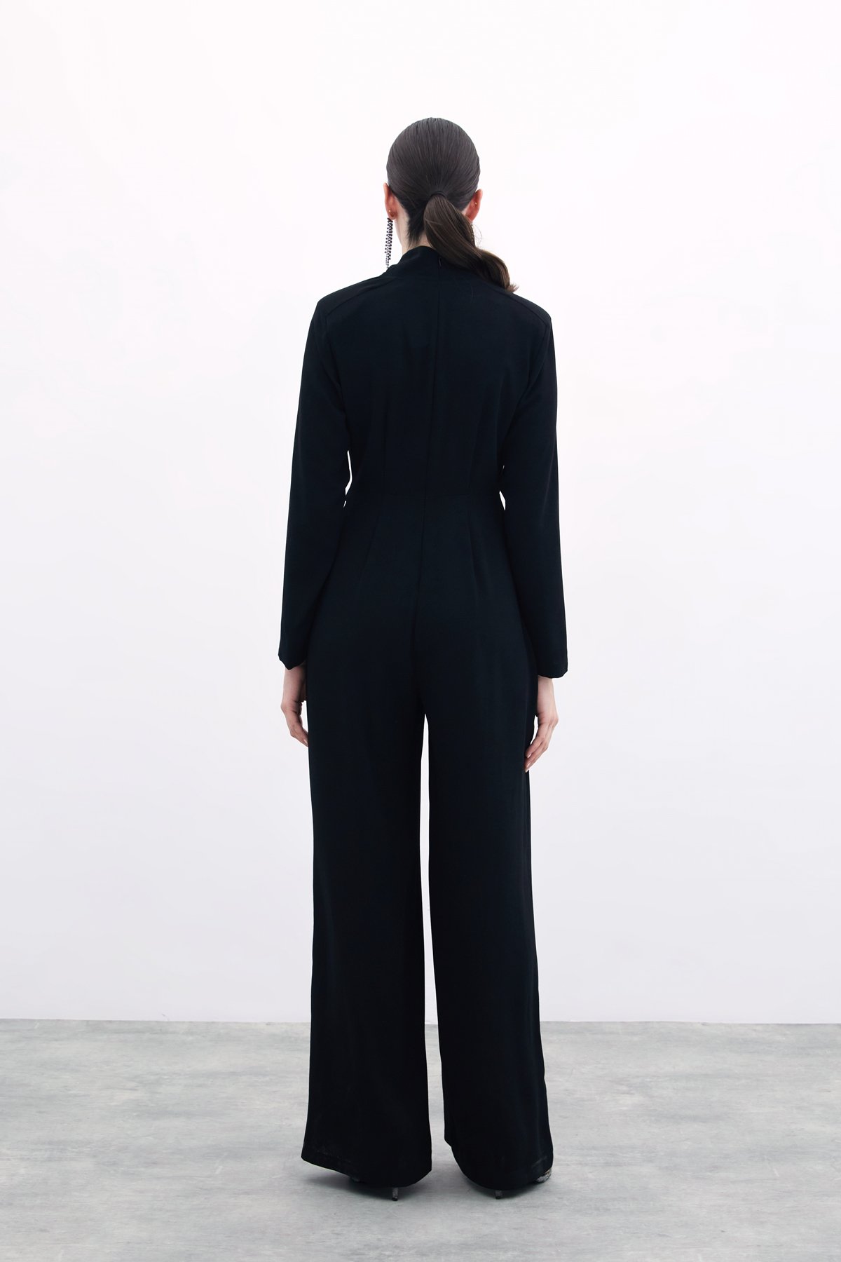 Fiyonk Aksesuarlı Krep Tulum - Siyah