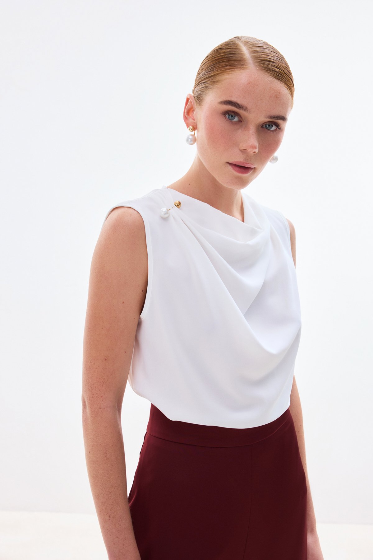 İnci Broşlu Degaje Bluz - Ekru