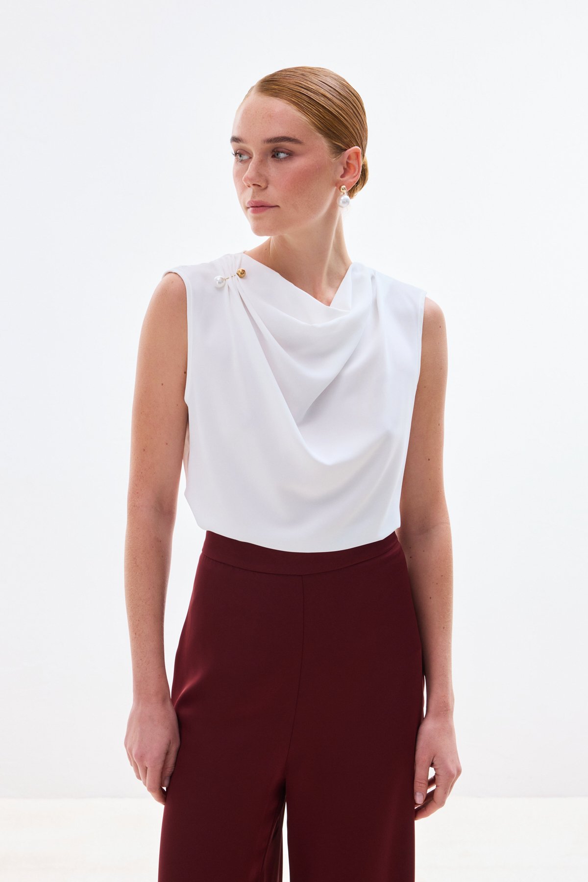 İnci Broşlu Degaje Bluz - Ekru