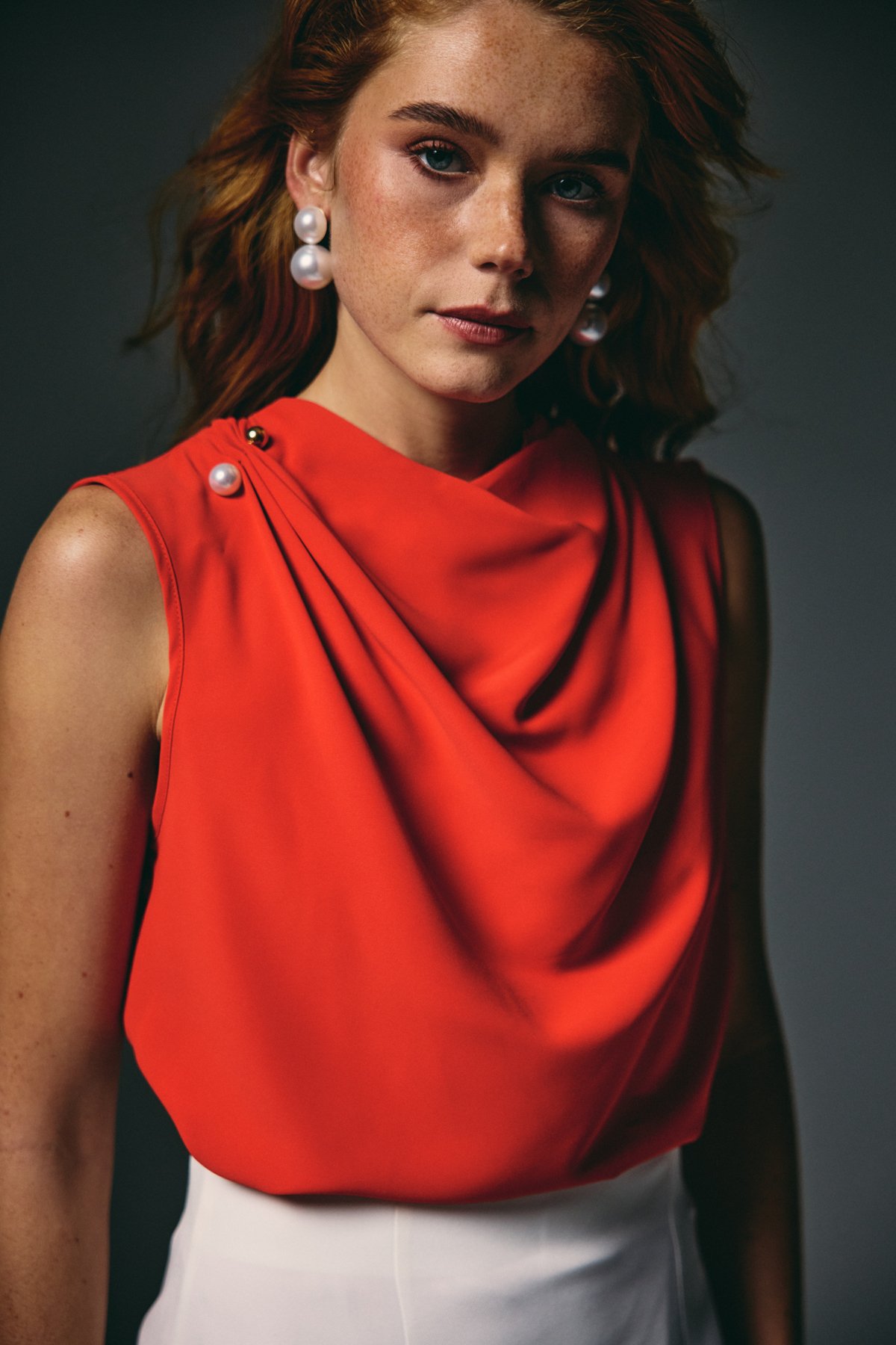 İnci Broşlu Degaje Bluz - Kırmızı