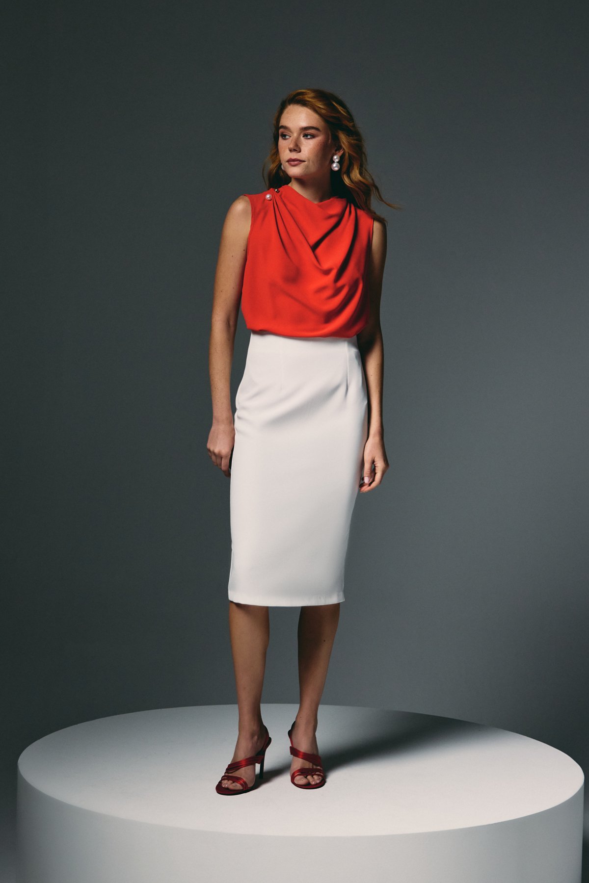 İnci Broşlu Degaje Bluz - Kırmızı