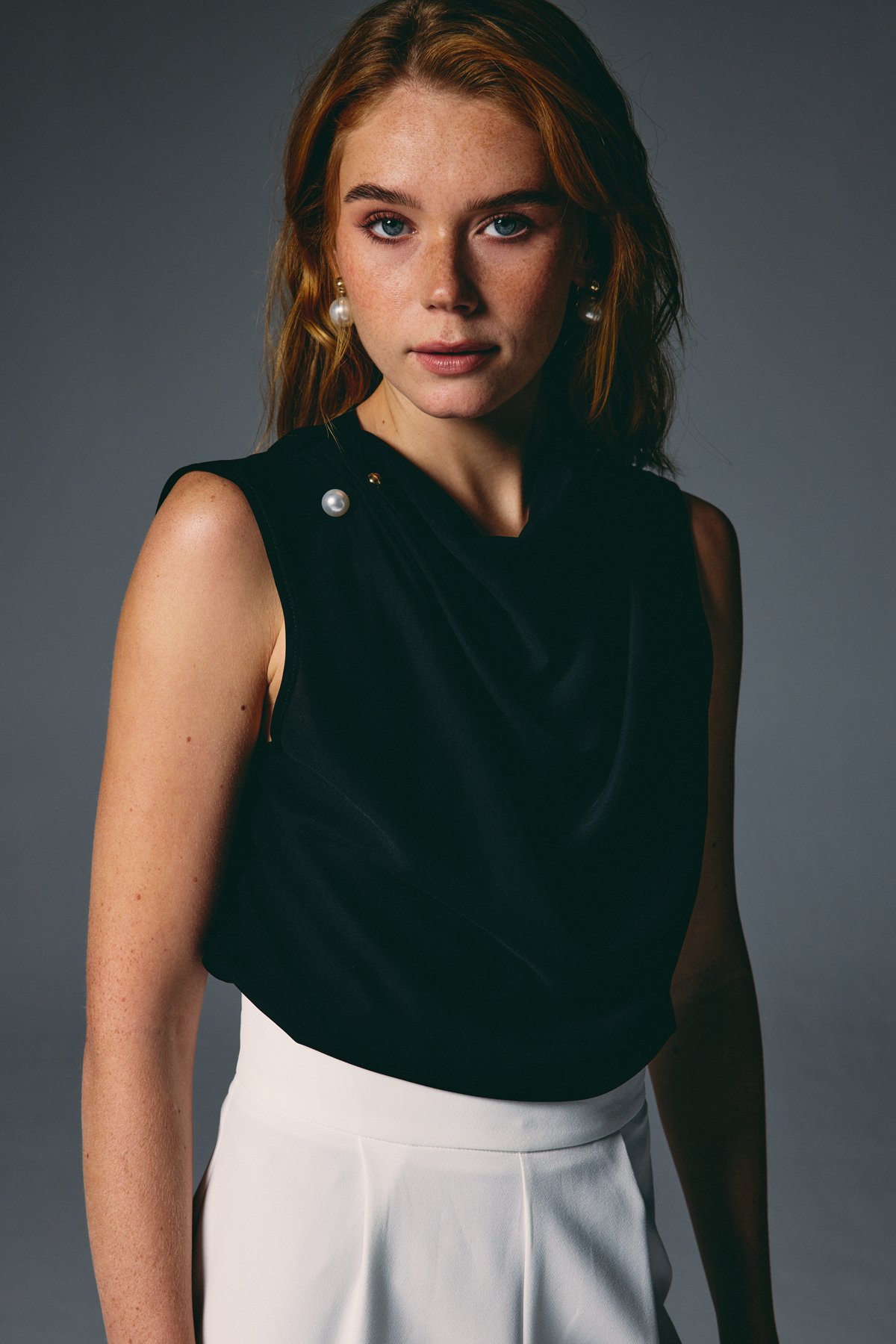 İnci Broşlu Degaje Bluz - Siyah