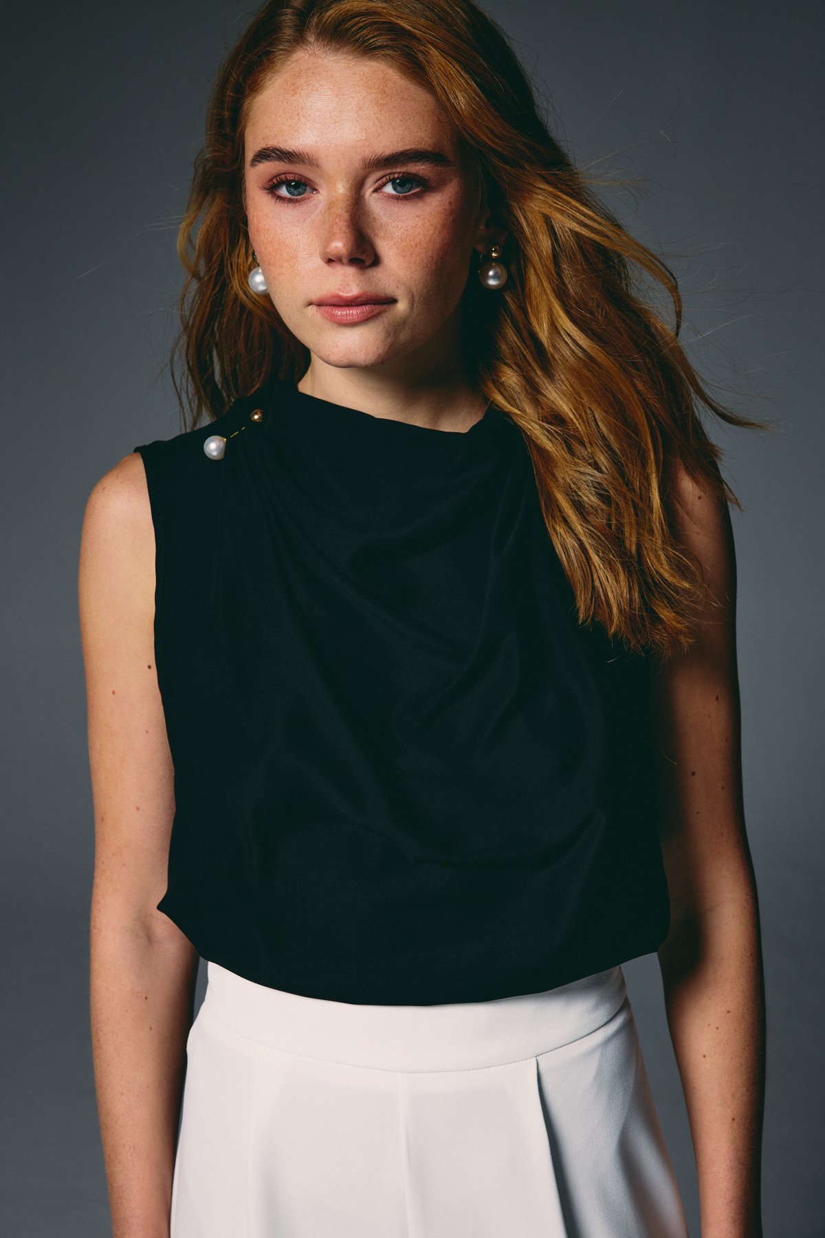 İnci Broşlu Degaje Bluz - Siyah