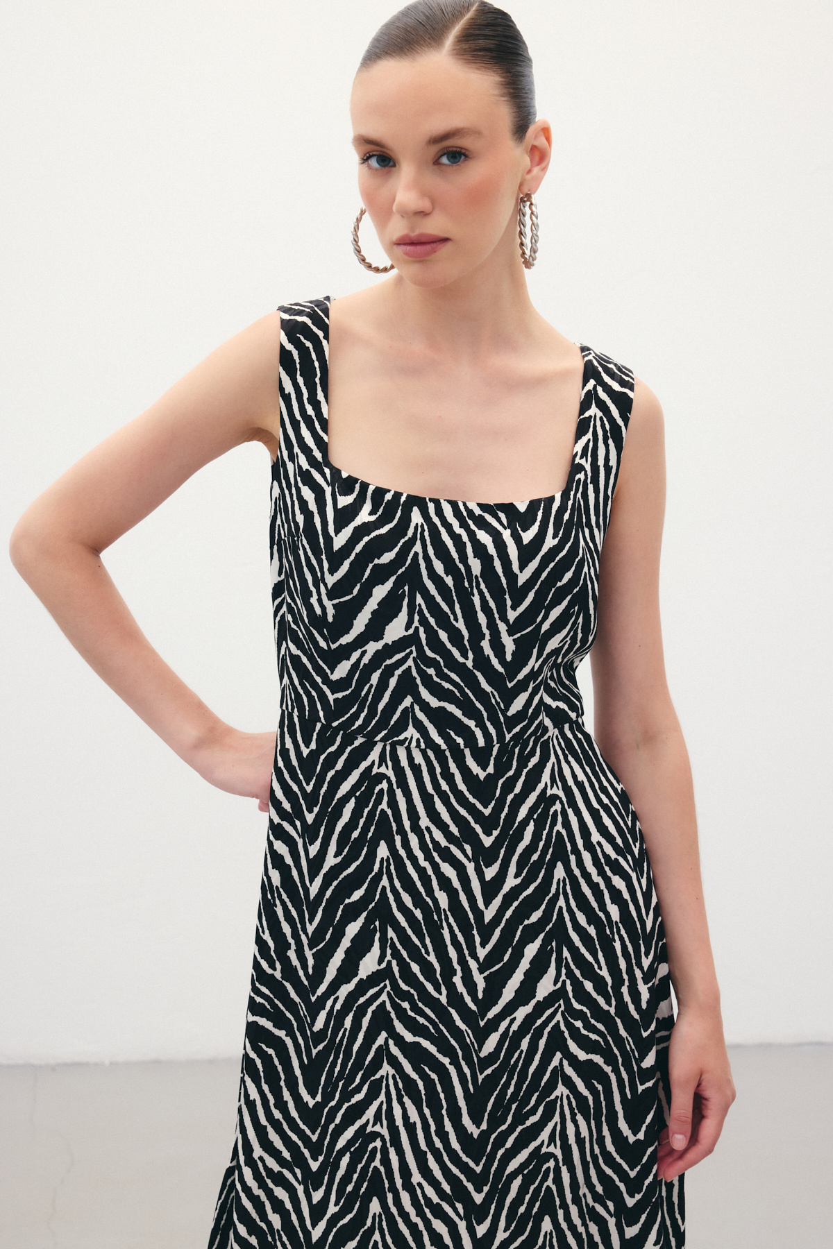 Kare Yaka Zebra Desenli Elbise - Siyah