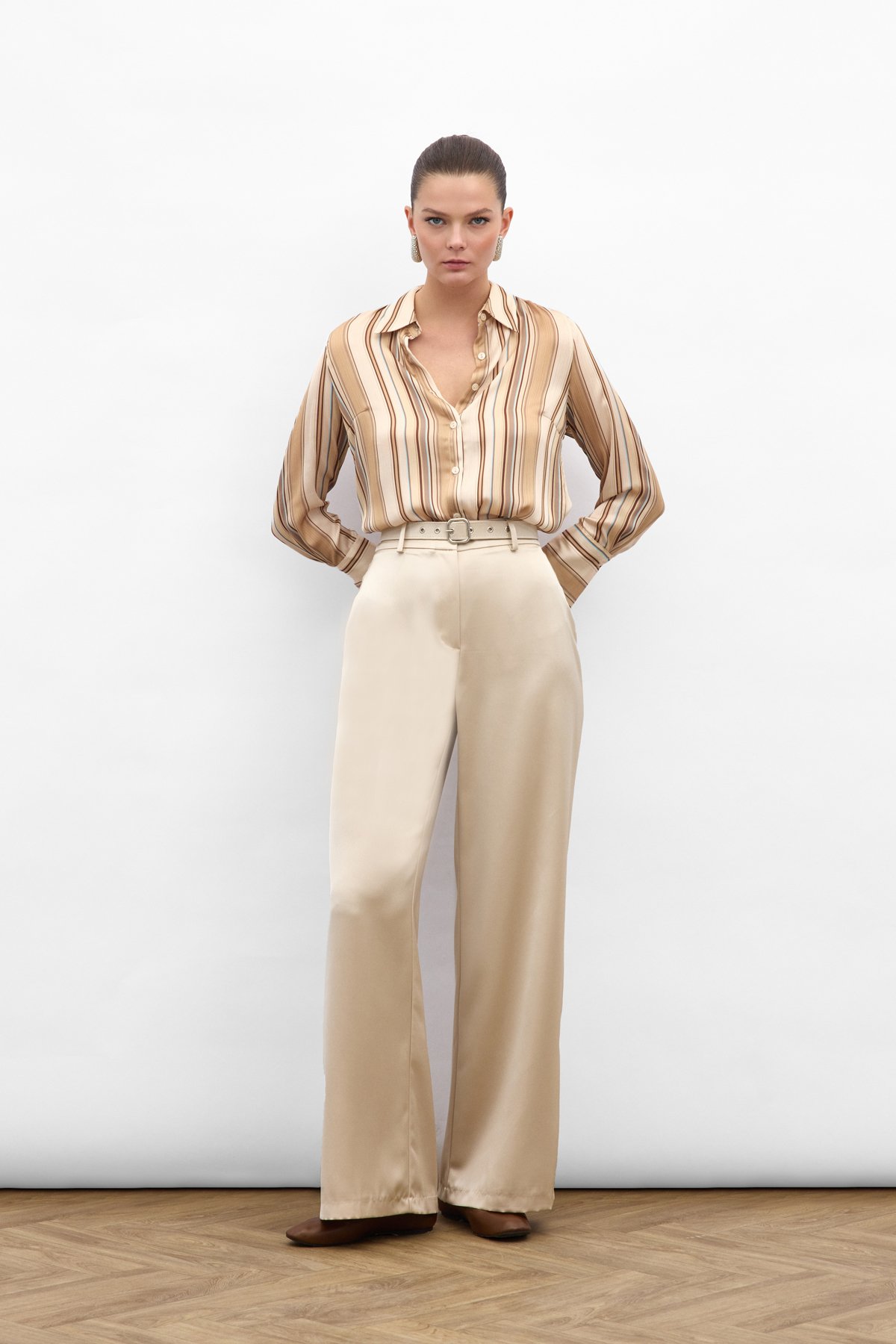 Kemer Detaylı Saten Pantolon - Bej