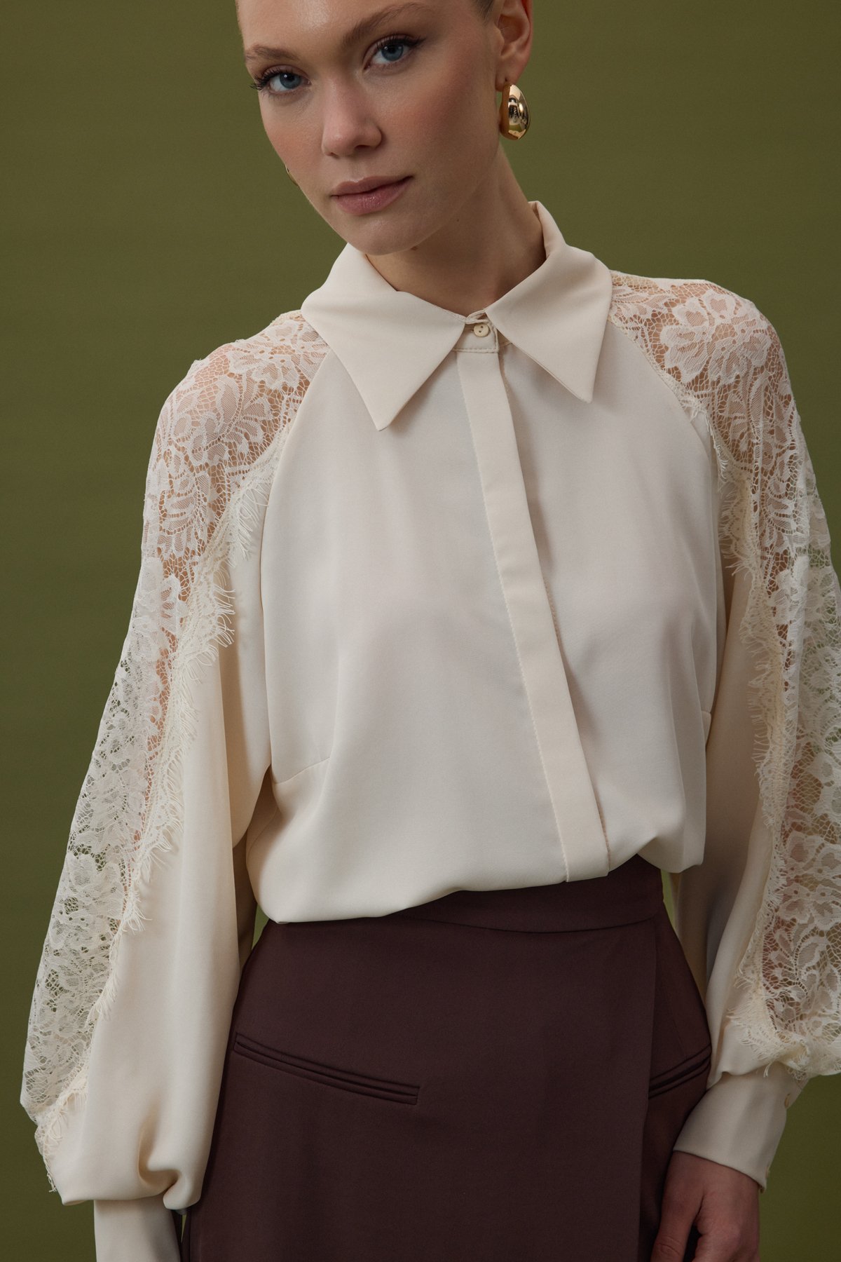 Kolları Dantel Detaylı Gömlek - Bej