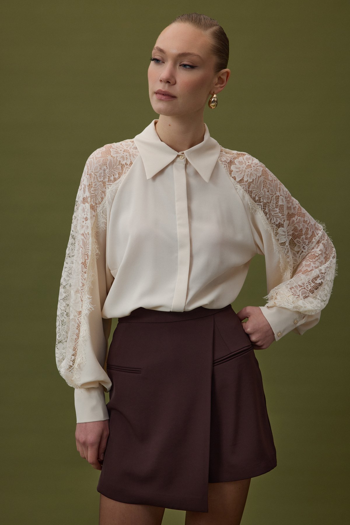 Kolları Dantel Detaylı Gömlek - Bej